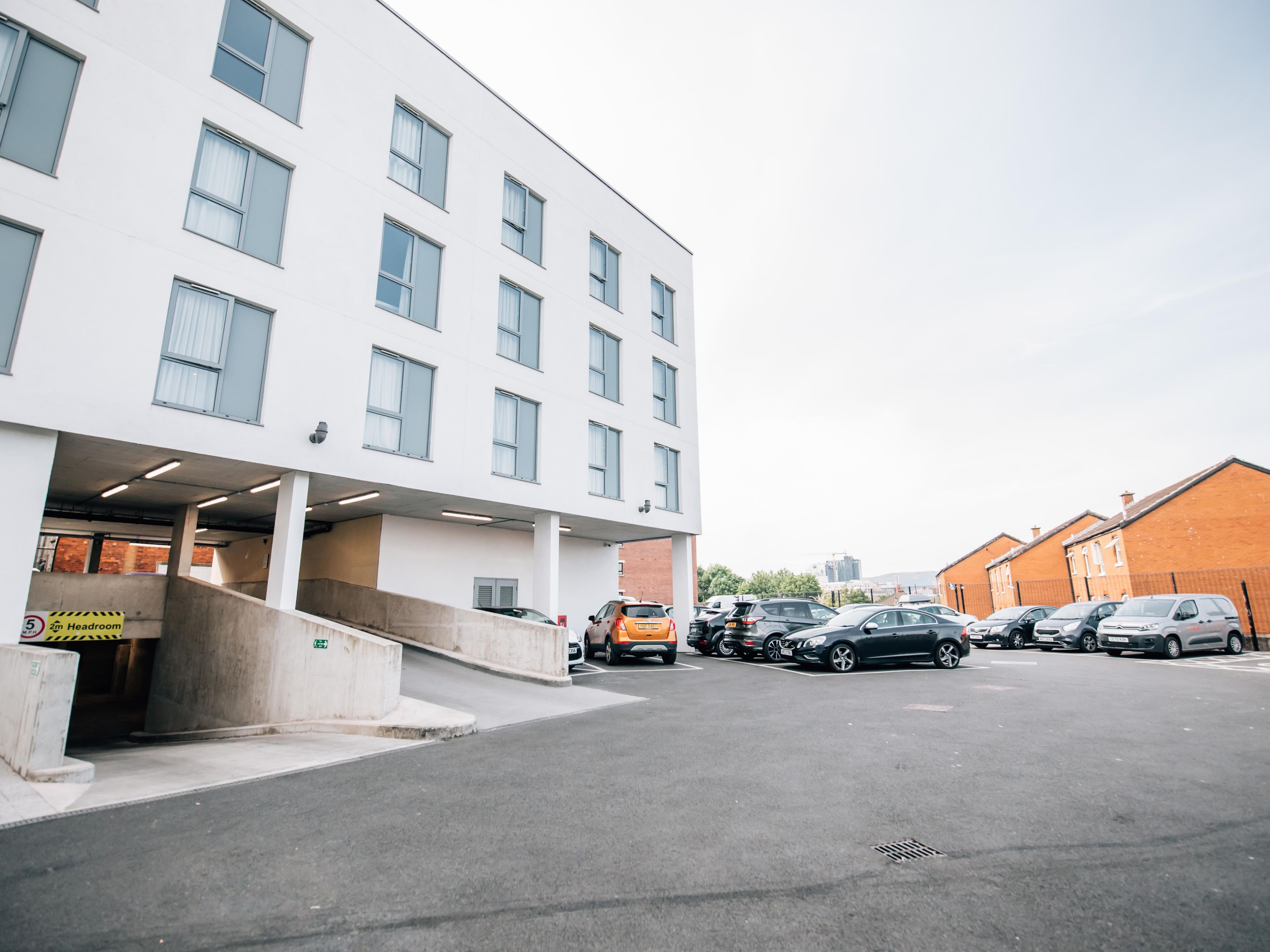 Nossa área de lobby oferece muito espaço para se sentar com amigos e familiares