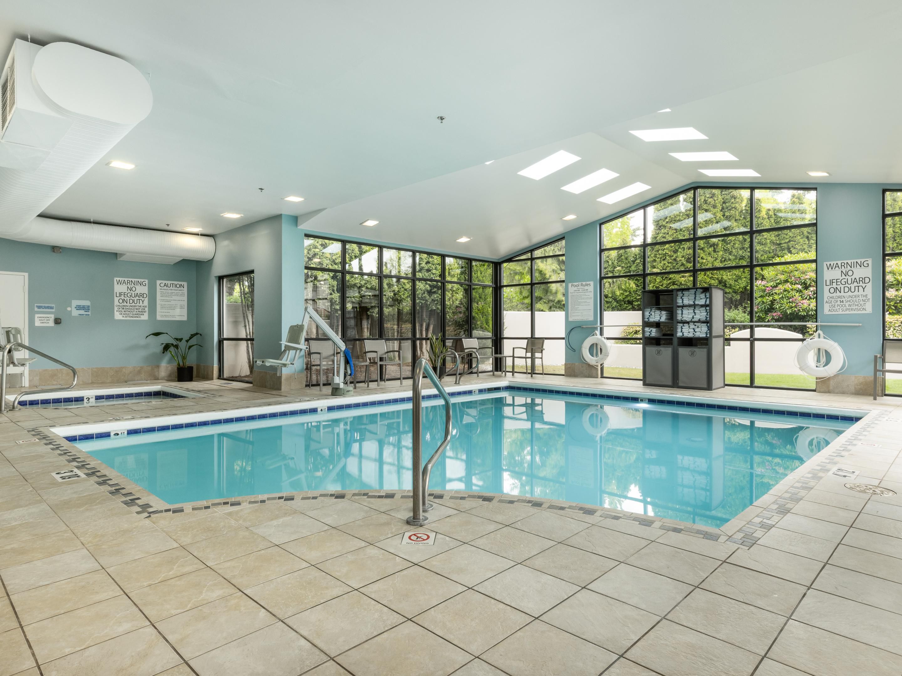 Nossa piscina interna está aberta o ano todo. Traga as crianças para uma escapadela curta e dê um mergulho em nossa piscina 7 dias por semana 6da manhã às 10da tarde para crianças, e 10da tarde às 12da manhã para adultos. Neste momento, a piscina está aberta apenas para os hóspedes do hotel. 