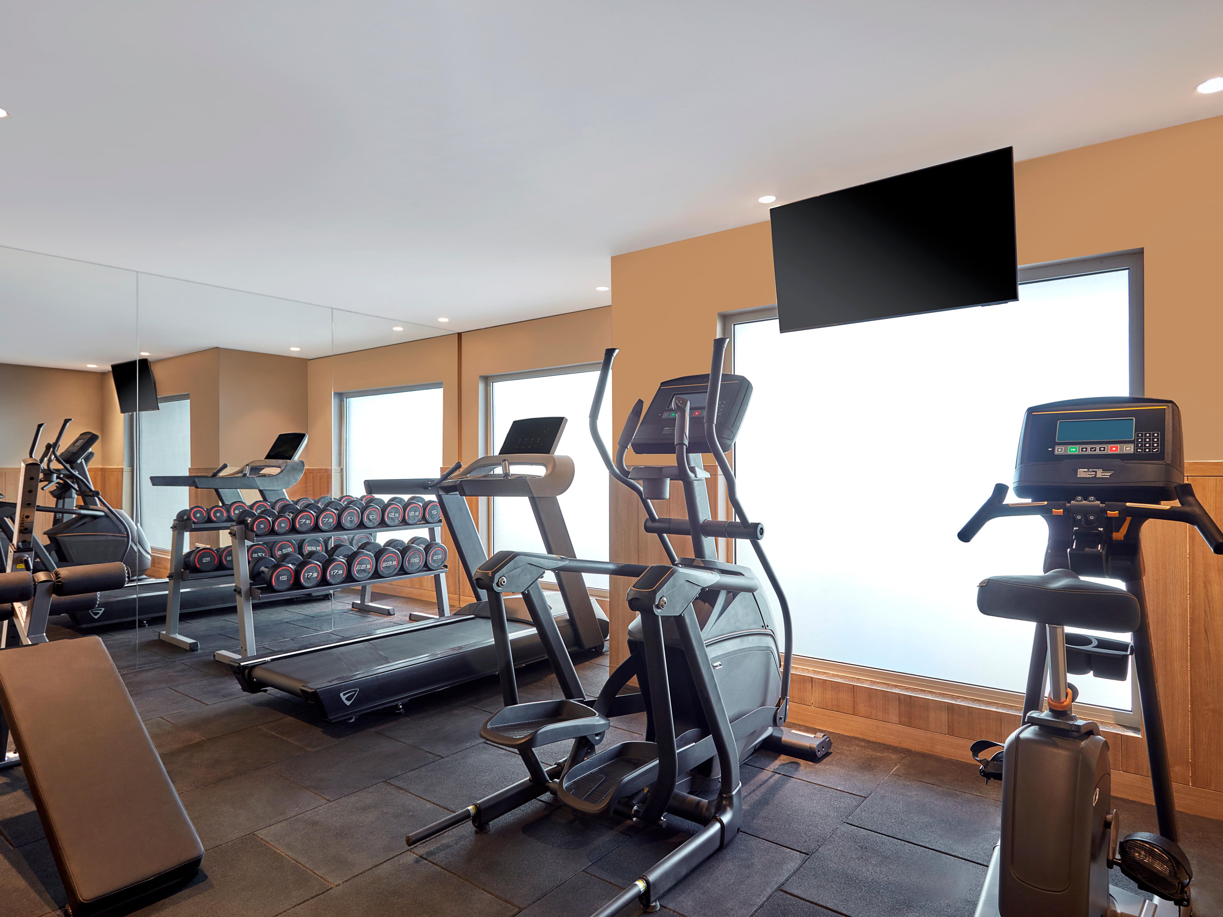 Pusat Kebugaran di Holiday Inn Express Bengaluru Bommasandra memiliki peralatan pelatihan dan olahraga mutakhir, termasuk treadmill, stasiun latihan kekuatan individu, pelatih silang dan bagian beban bebas, serta bola latihan dan tikar yoga untuk meditasi yang tenang atau sesi latihan yang intens.