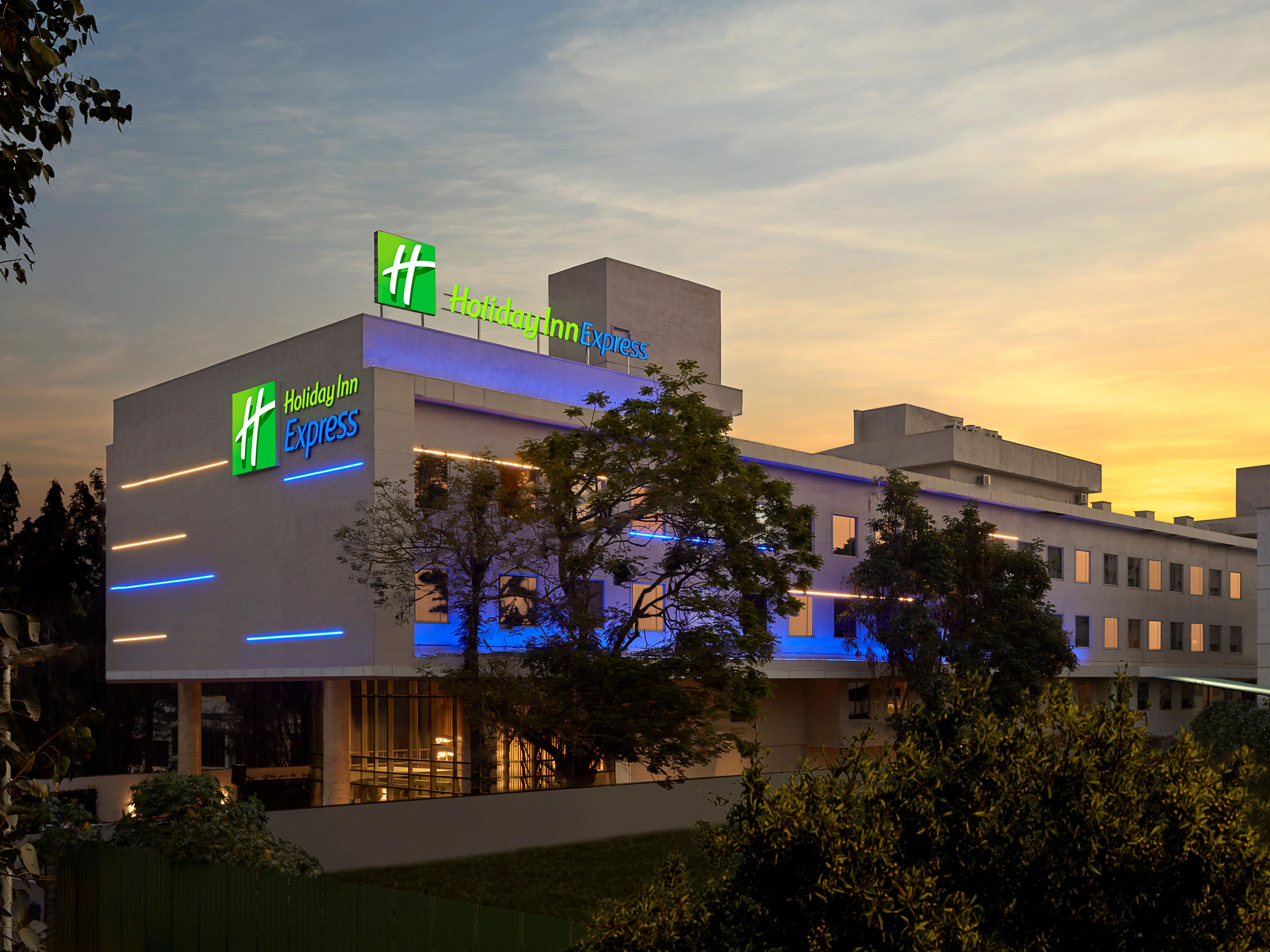 Hotel ini berlokasi dekat Electronic City - Jigani- Bommasandra Industrial area dan rumah sakit Narayana Hrudayalaya dan kami berada tepat di National Highway, sebuah perjalanan singkat menuju kota Bengaluru, Karnataka dan Hosur, Tamil Nadu. Estetika lokasi hotel membuat tamu perusahaan memilih kami sebagai mitra pilihan mereka. 