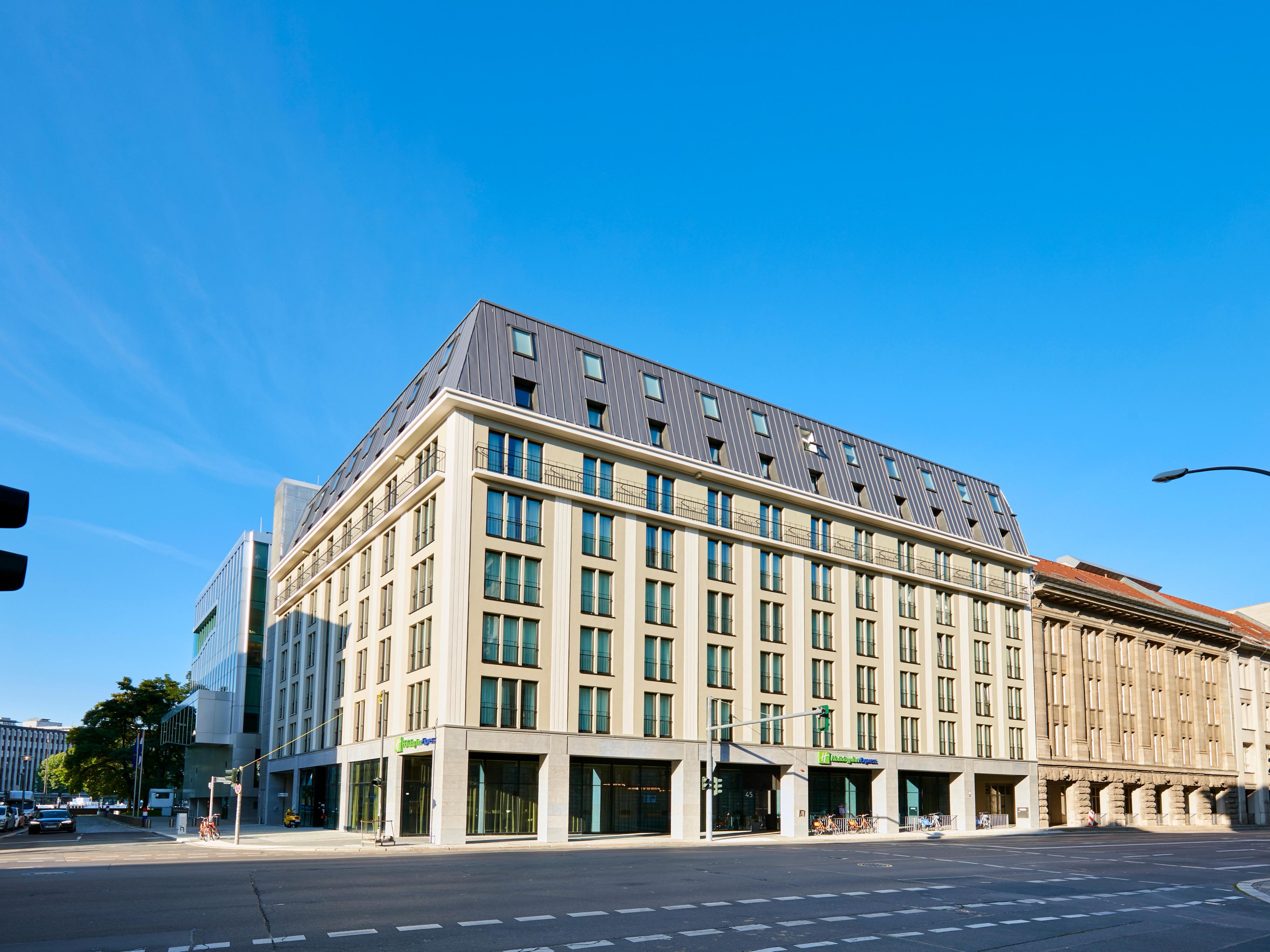 Make the most of your visit to Fruit Logistica in Berlin. Stay at Holiday Inn Express Alexanderplatz and enjoy easy public transport access to the exhibition grounds. Recharge in comfortable, modern rooms after a busy day at the world’s leading fresh produce trade fair.