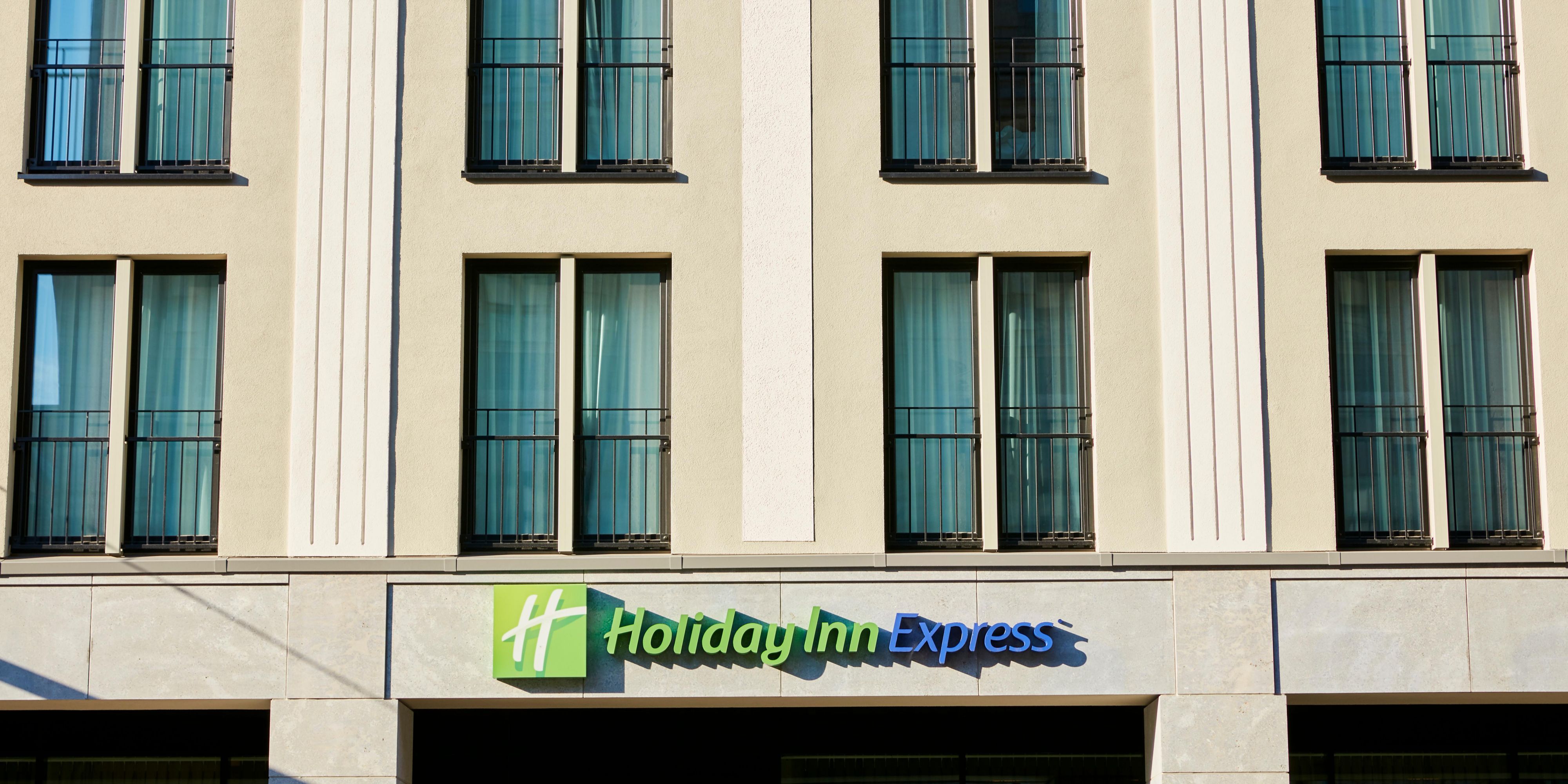 Unsere Zimmer sind mit Schallschutzfenstern Stufe 5 ausgestattet. Selbst wenn Sie das Zimmer mit Blick auf die Straße betreten, hören Sie von außen absolut keine Geräusche, wenn Ihr Fenster vollständig geschlossen ist. Hier nehmen wir Ihren guten Schlaf ernst, damit Sie entspannt und erholt aufwachen können.