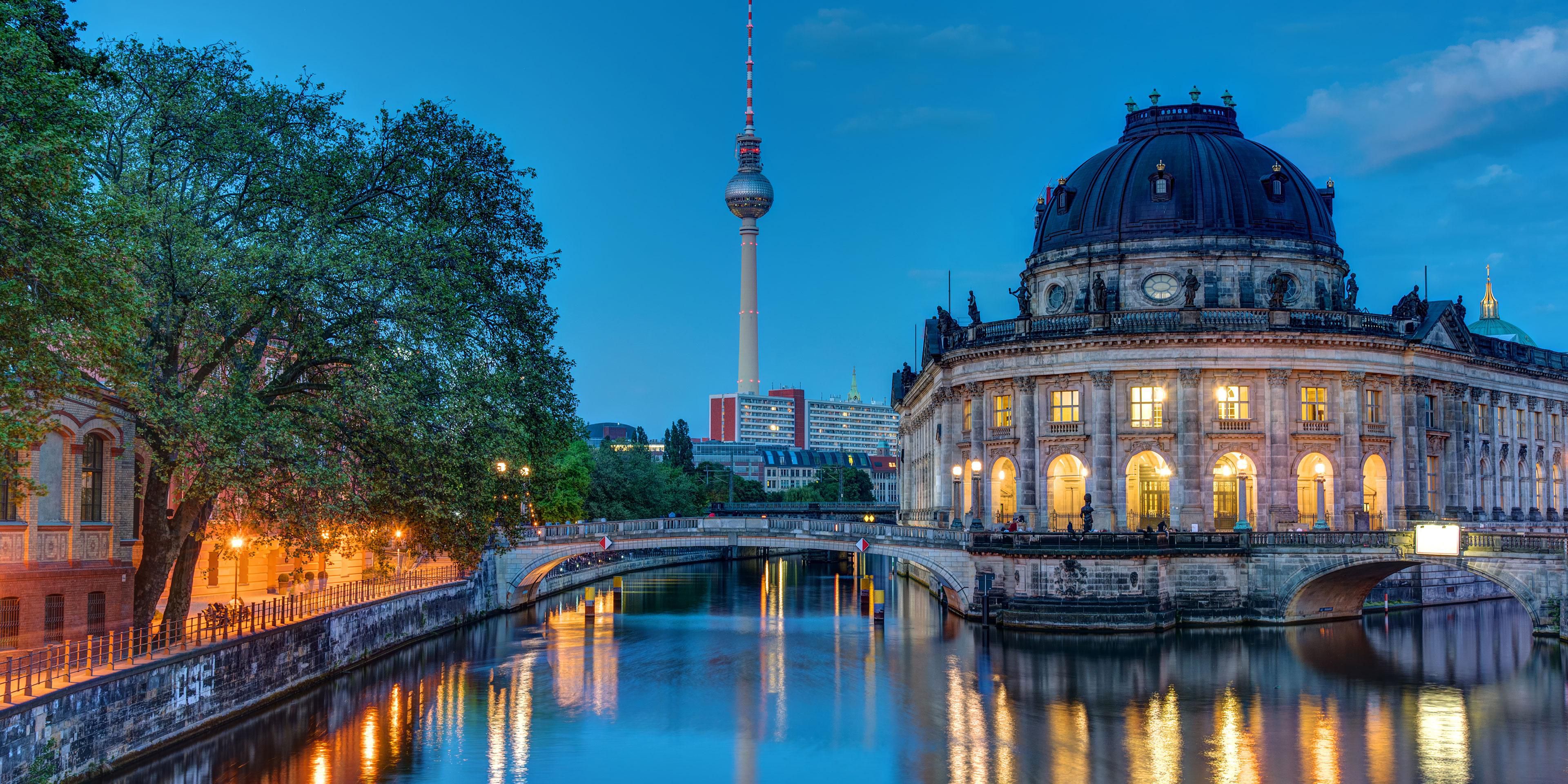If you are a dedicated runner, there is no better place to run in Berlin than along the river Spree. Put your running shoes on and just a few steps from our hotel: ready, get set, go! You will run along the river with majestic views of Berlin’s cathedral, Museum Island, artisan stone masonry bridges, and vibrant parks.