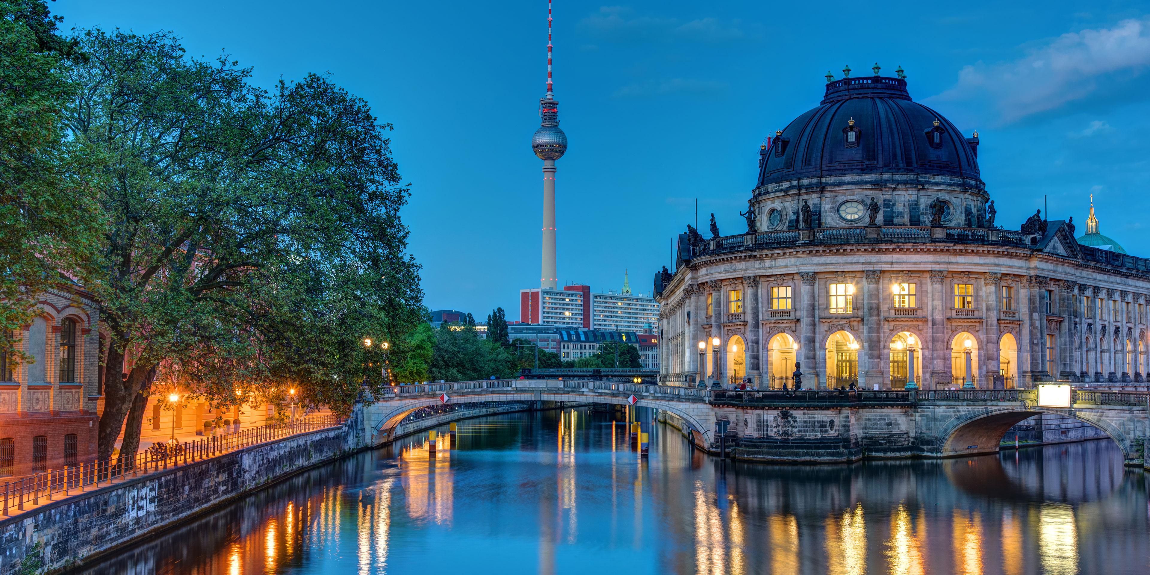 Wenn Sie ein engagierter Läufer sind, finden Sie in Berlin keine bessere Strecke als entlang der Spree. Ziehen Sie die Laufschuhe an: wenige Schritte von unserem Hotel: fertig, los! Sie werden entlang des Flusses laufen und den majestätischen Blick auf den Berliner Dom, die Museumsinsel, handwerkliche Steinmauerbrücken und lebendige Parks genießen.