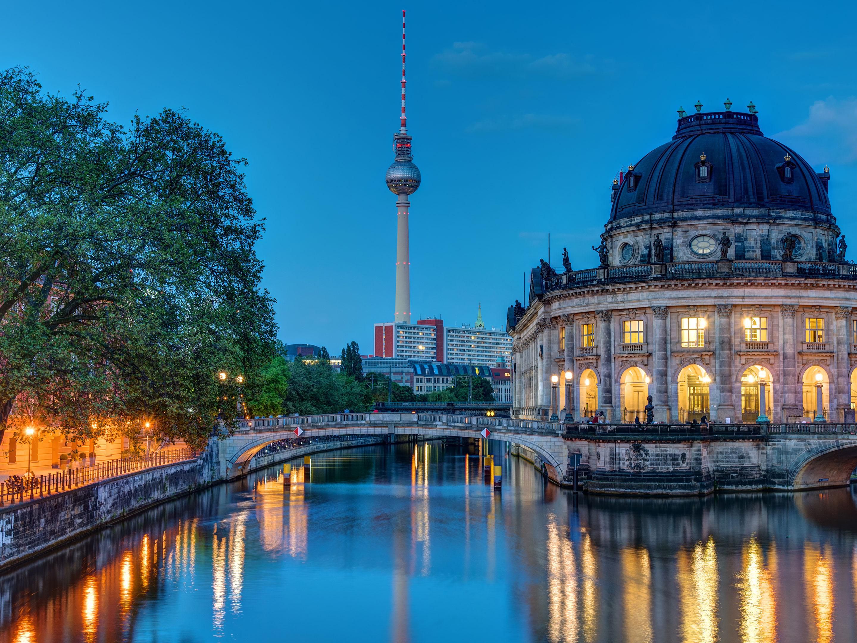 With its Checkpoint Charlie or Alexanderplatz, the Jewish Museum and Brandenburg Gate as well as the shops and nightlife at Potsdamer Platz and in Friedrichstrasse, Berlin has something for everyone. Explore the nearby attractions and book your visit soon!