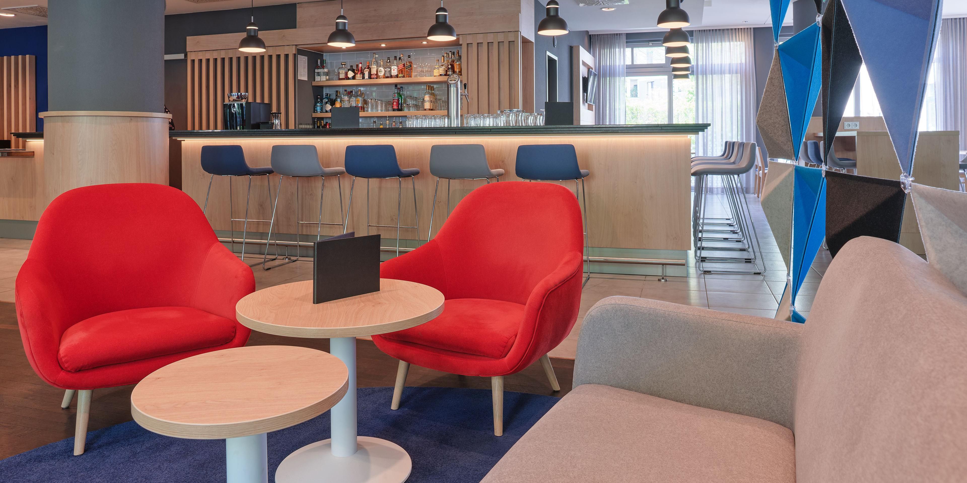 Entdecken Sie jetzt das neuartige Open-Lobby-Konzept. Entspannen Sie jederzeit bei Kaffee oder Snacks und arbeiten Sie in unserer einladenden Open Lobby.