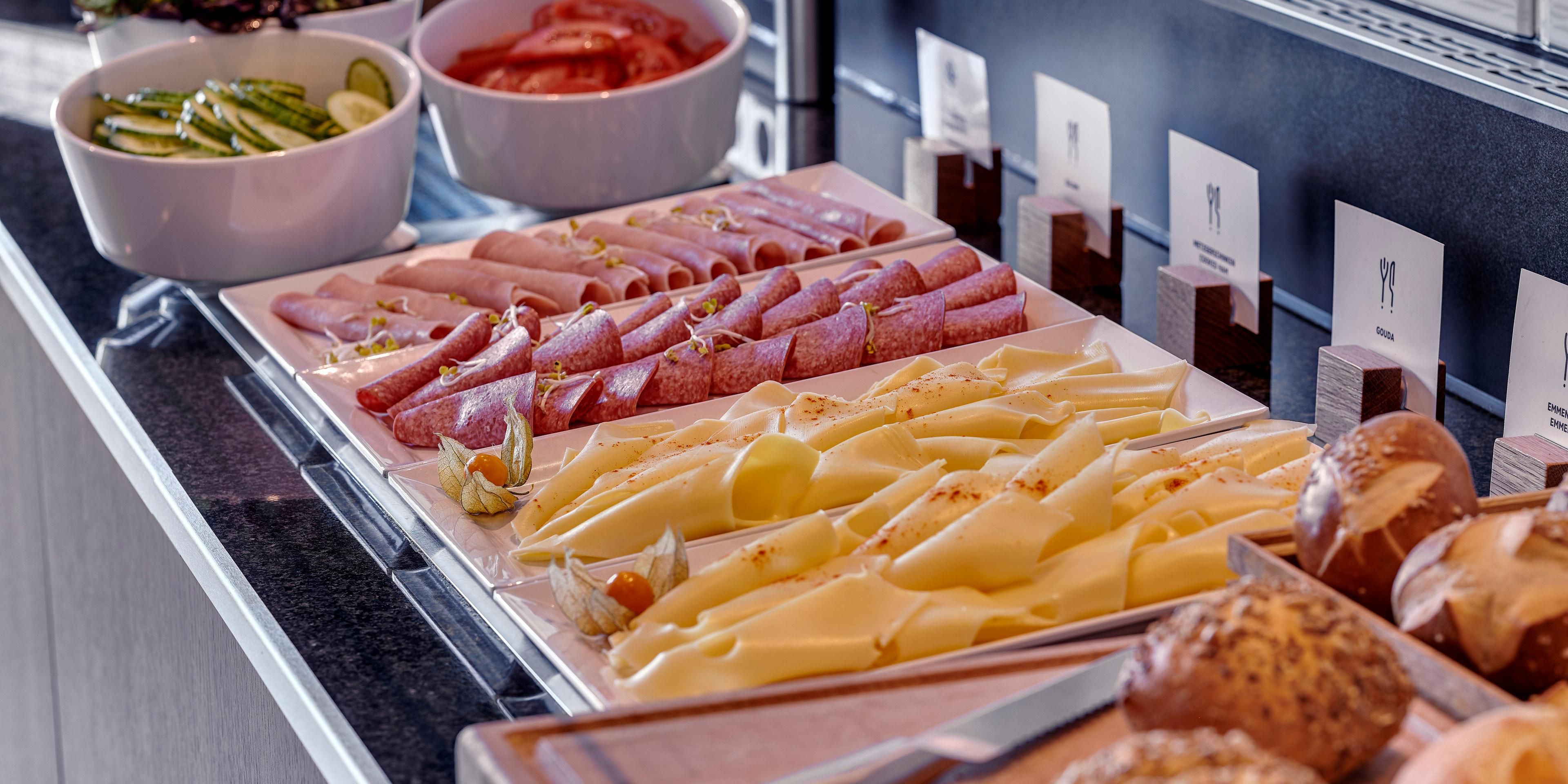 Genießen Sie am Morgen ein im Zimmerpreis enthaltenes Express-Start™-Frühstücksbuffet im Great Room mit luftigen Croissants und Gebäck, Aufschnitt, Eiern, Käse und frischem Obst.