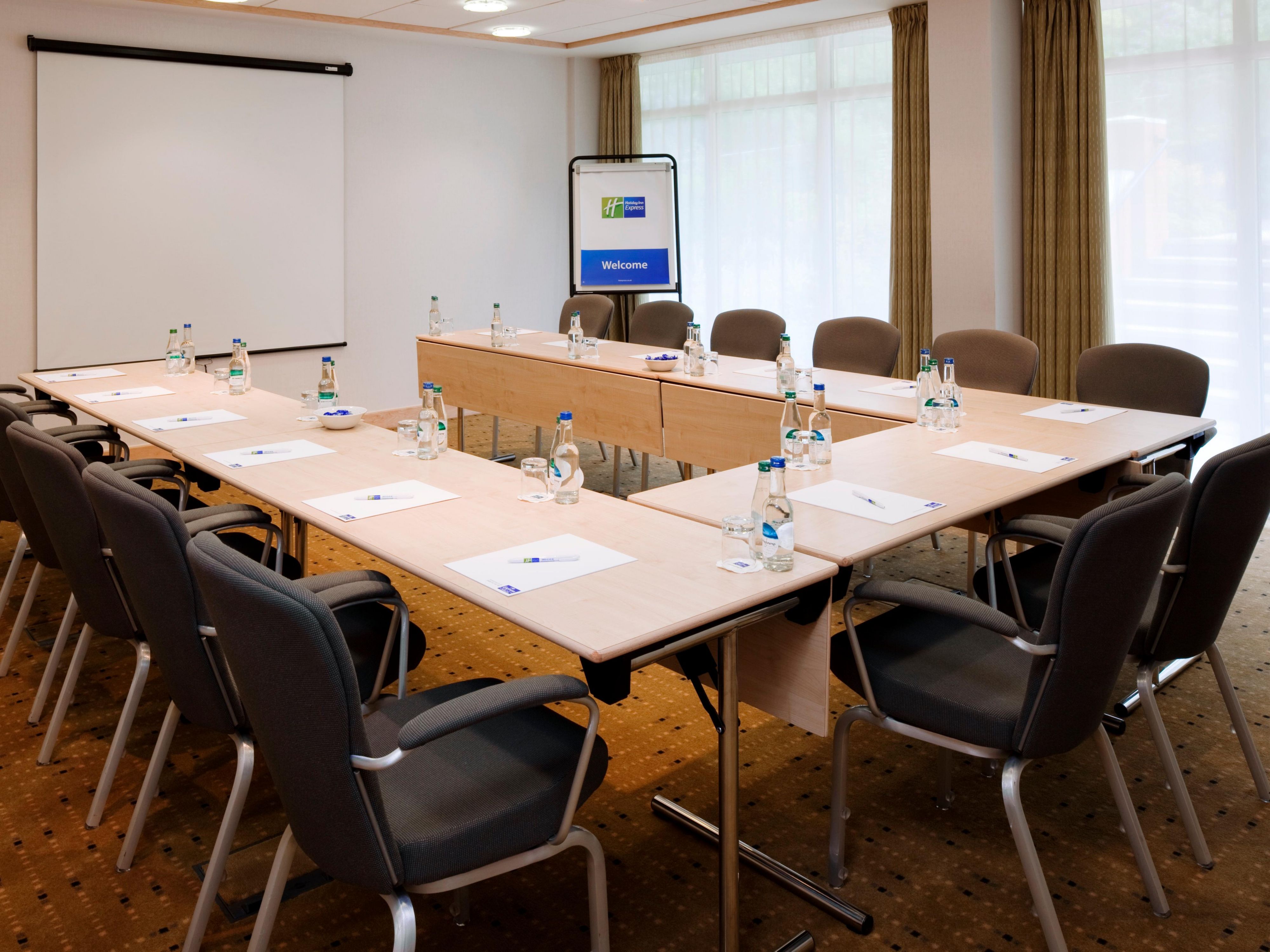 우리의 현대적인 회의 시설은 2 에서 50 참석자까지 어디서든 모임에 이상적입니다. 먼 곳에서 여행하는 사람들을 위해 점심과 숙박 시설을 제공 할 수 있으며 편리한 위치는 대중 교통을 이용하거나 자동차로 오는 사람들에게 편리합니다.