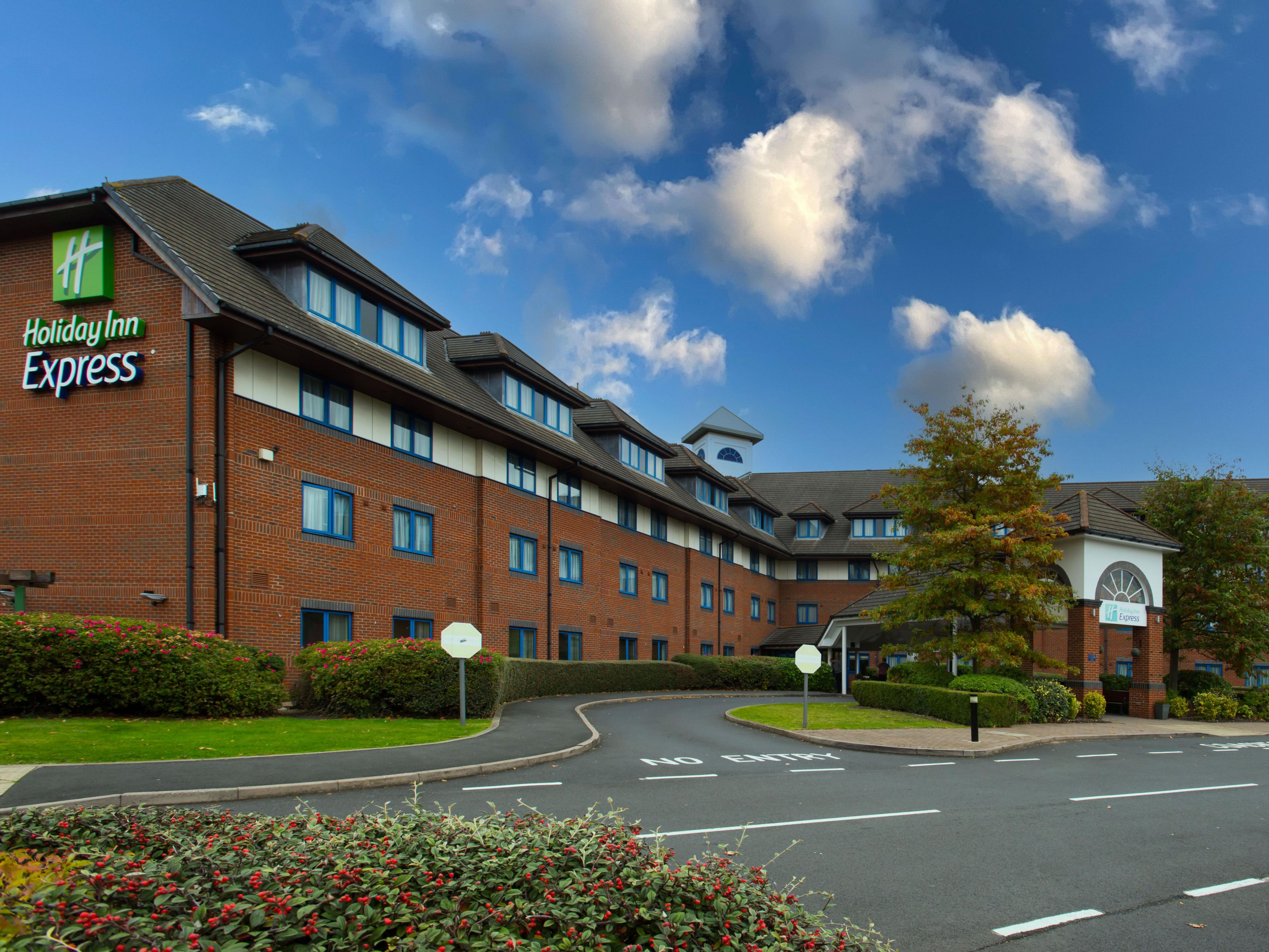 Our hotel is a 5-minute drive from Birmingham Airport.
