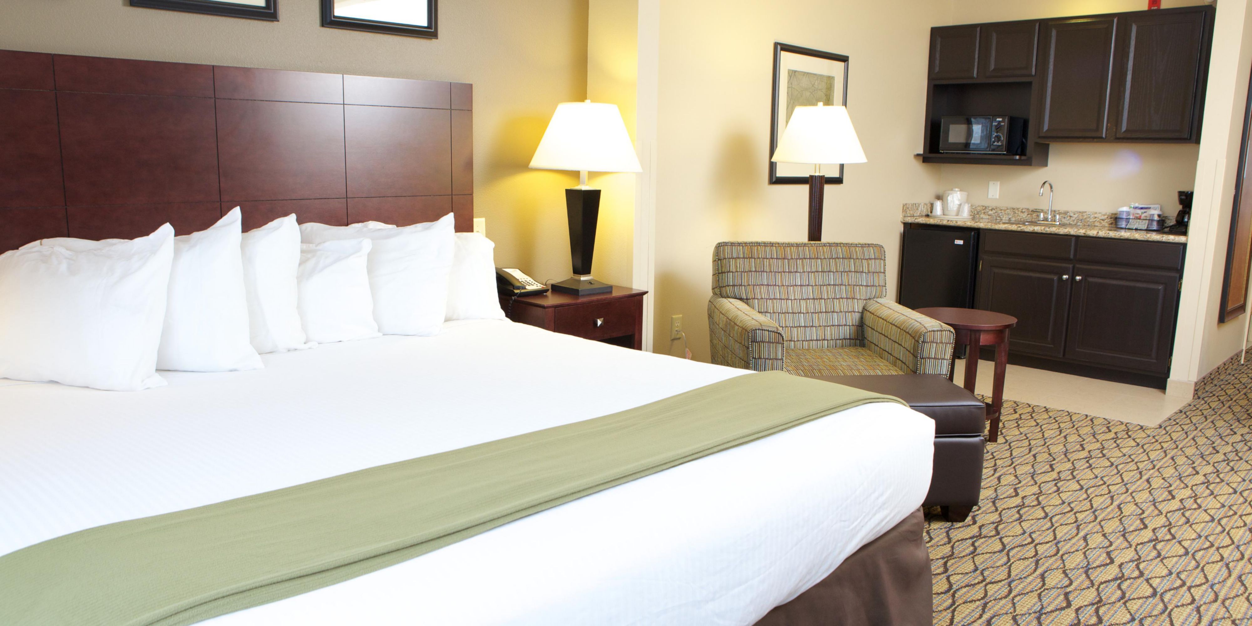 PetFriendly Hotels in Bloomington, IL Holiday Inn Express