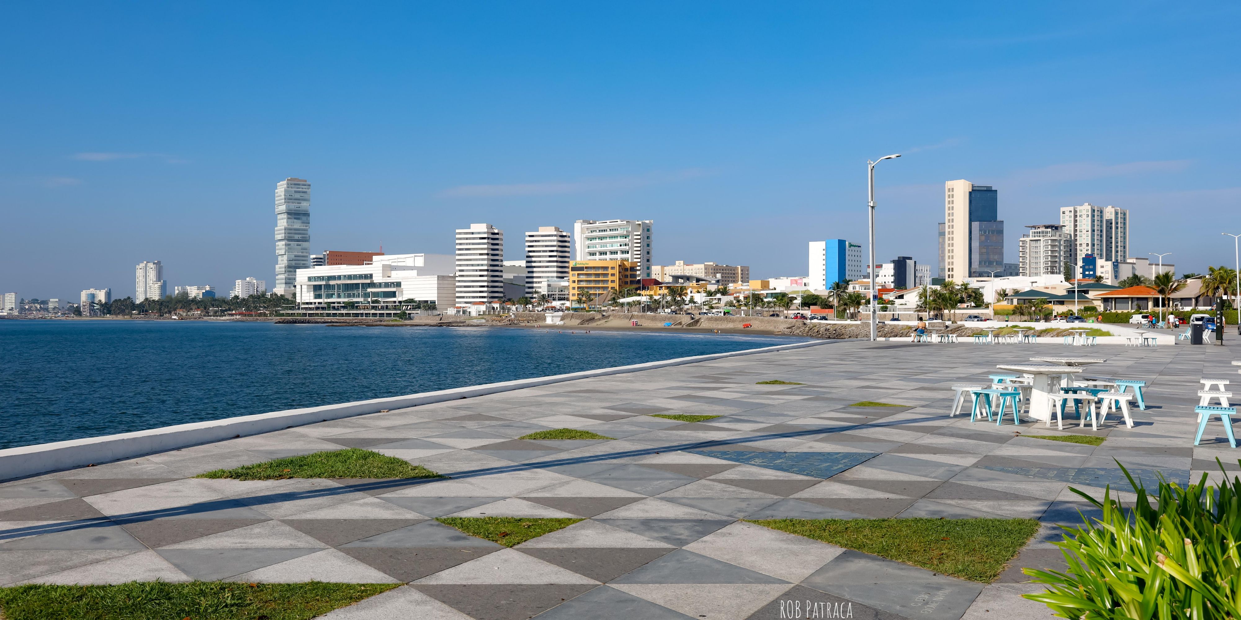 On Blvd. Manuel Avila Camacho Avila Camacho is the "Boca District" an experience for pedestrians and athletes. In this area you can take a walk in the morning or at night, ride a bike or skate, or enjoy delicious snow with an extraordinary view of the sea.