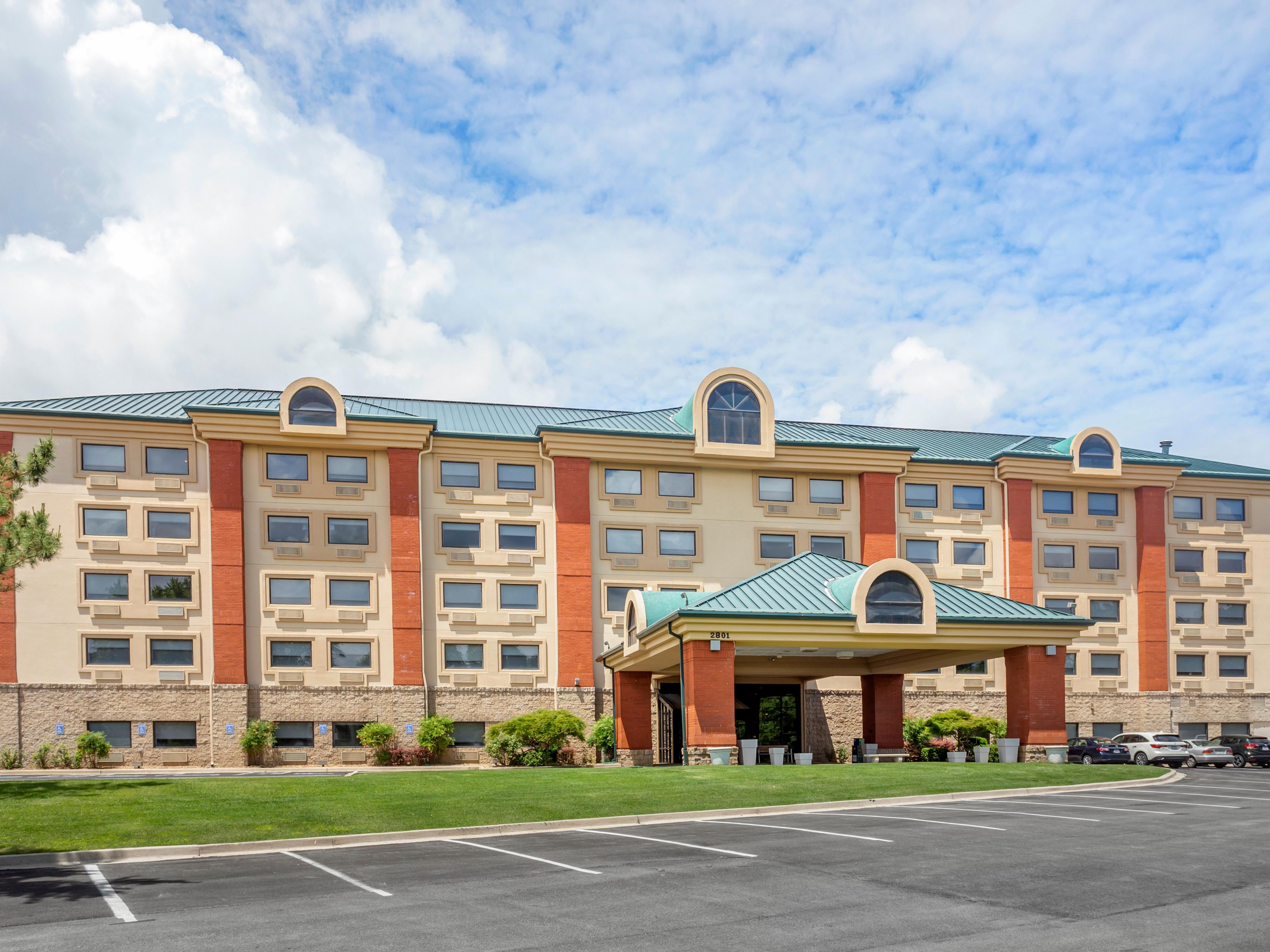 Our expert team excels in managing group events like reunions, sports groups, and professional tours. With years of experience, we ensure every detail is meticulously planned and customize solutions to meet the unique needs of your group. Trust our team to make your Branson stay a memorable success.