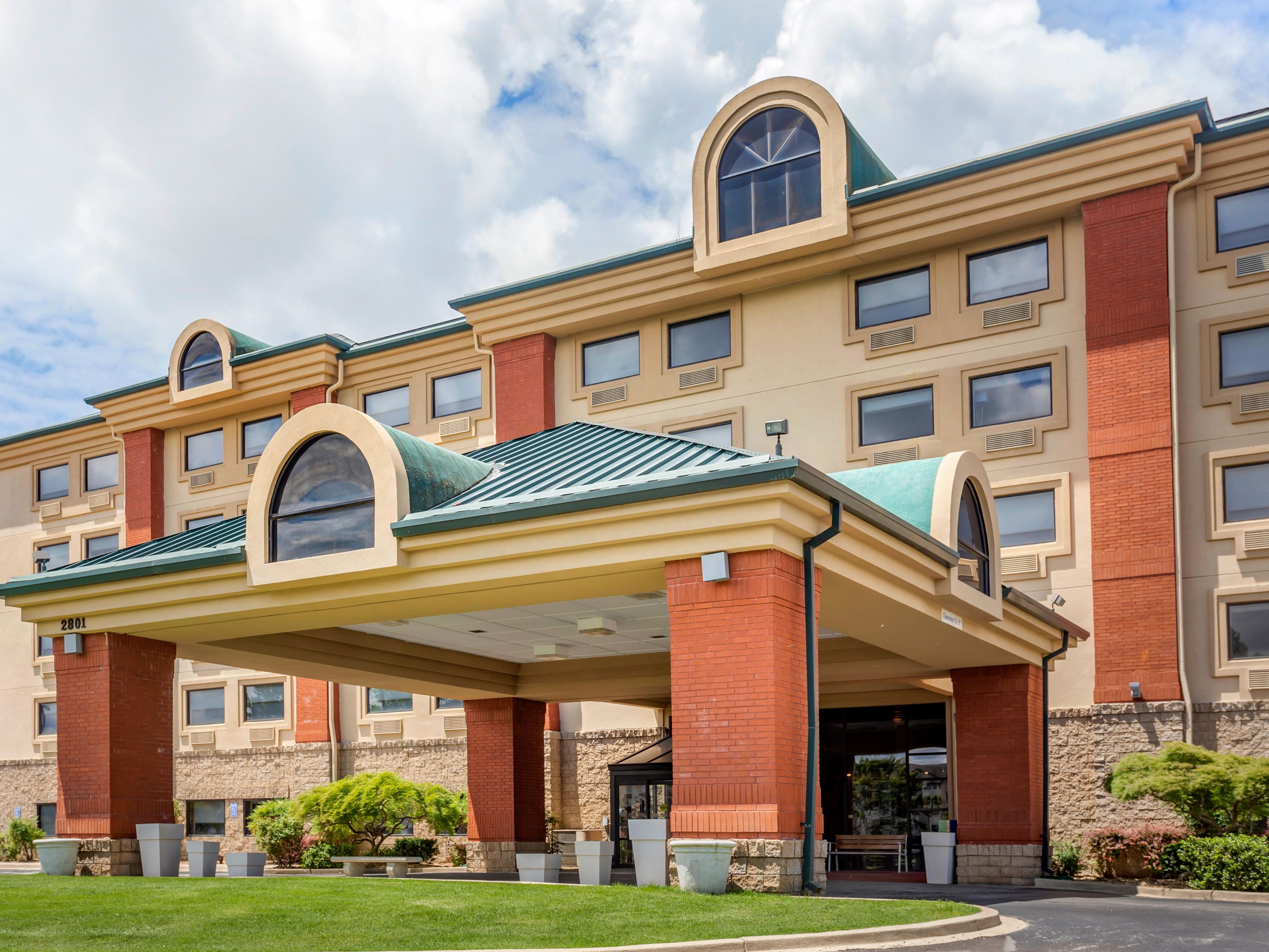 Just off 76 Country Blvd, "The Strip," on the yellow traffic relief route, our hotel is perfectly positioned for exploring Branson!  Only a short drive from the renowned Sight & Sound Theater and close to numerous local attractions, enjoy the convenience of easy access to the best entertainment, dining and shopping experiences Branson has to offer.