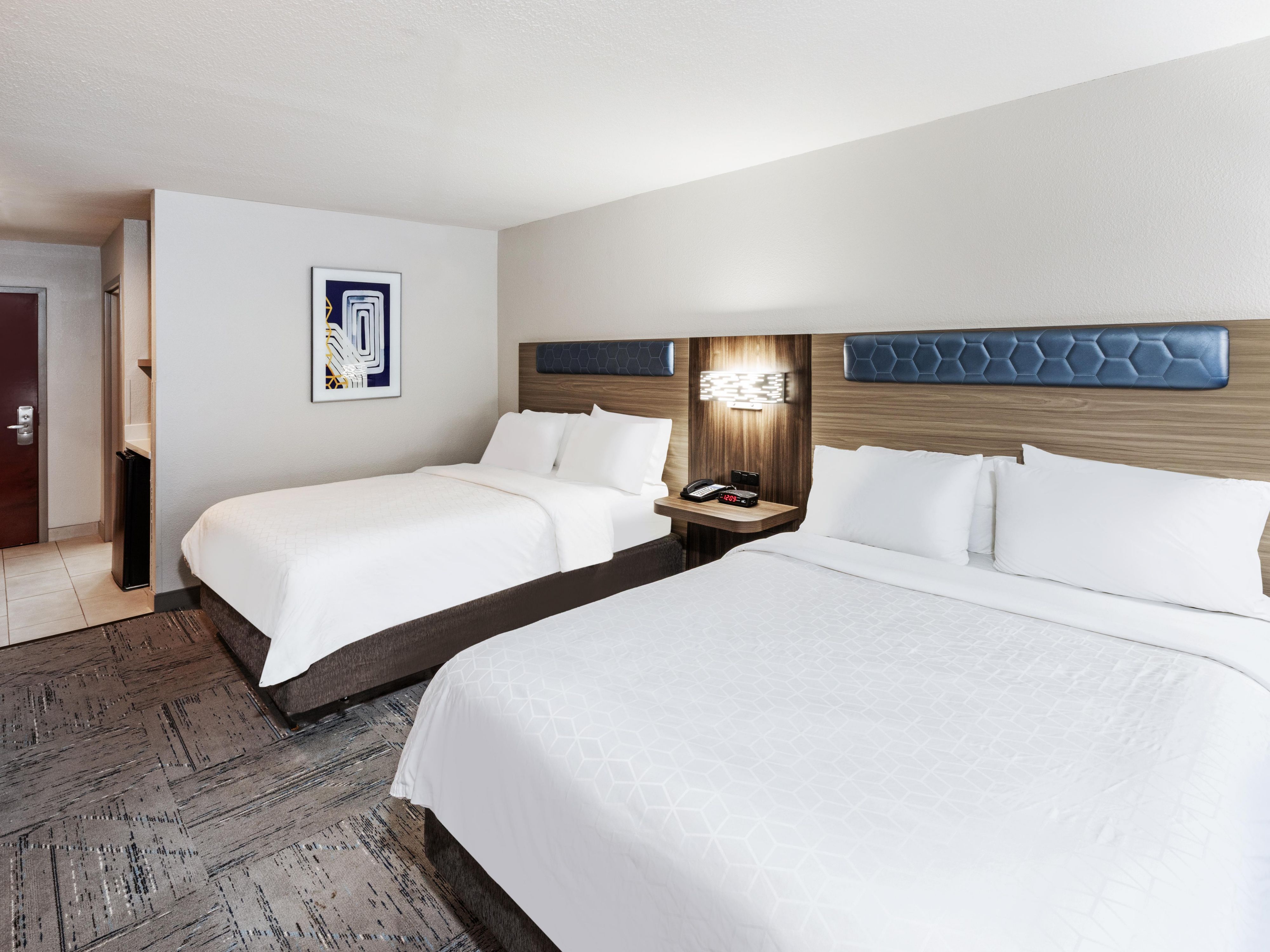 غرفة نزلاء بسرير كبير