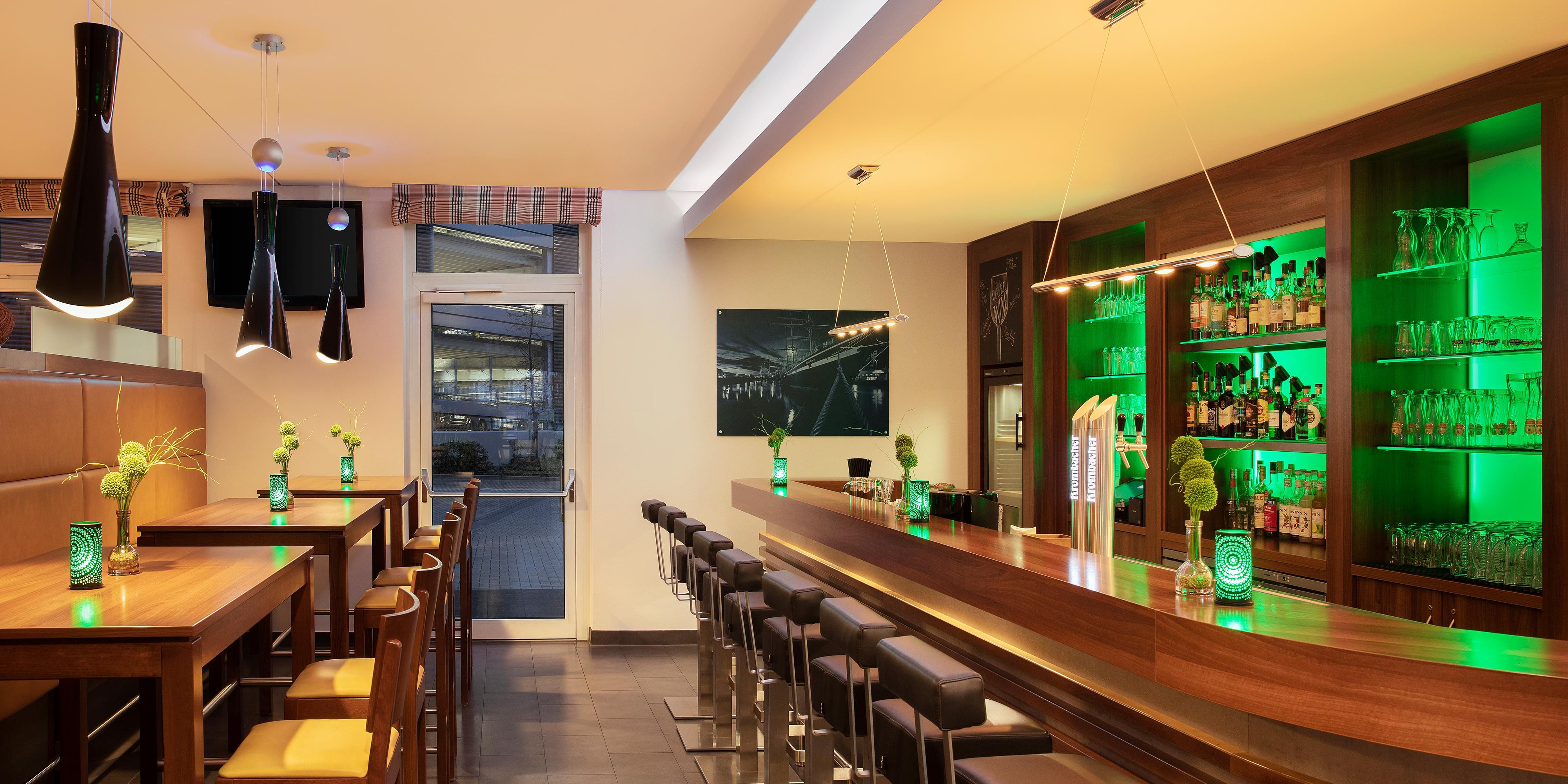 Our hotel bar is a relaxed meeting place for a friendly get-together. Enjoy a refreshing soft drink, a freshly brewed coffee, a cool beer or a fruity cocktail in our bar in the Holiday Inn Express Bremen Airport.