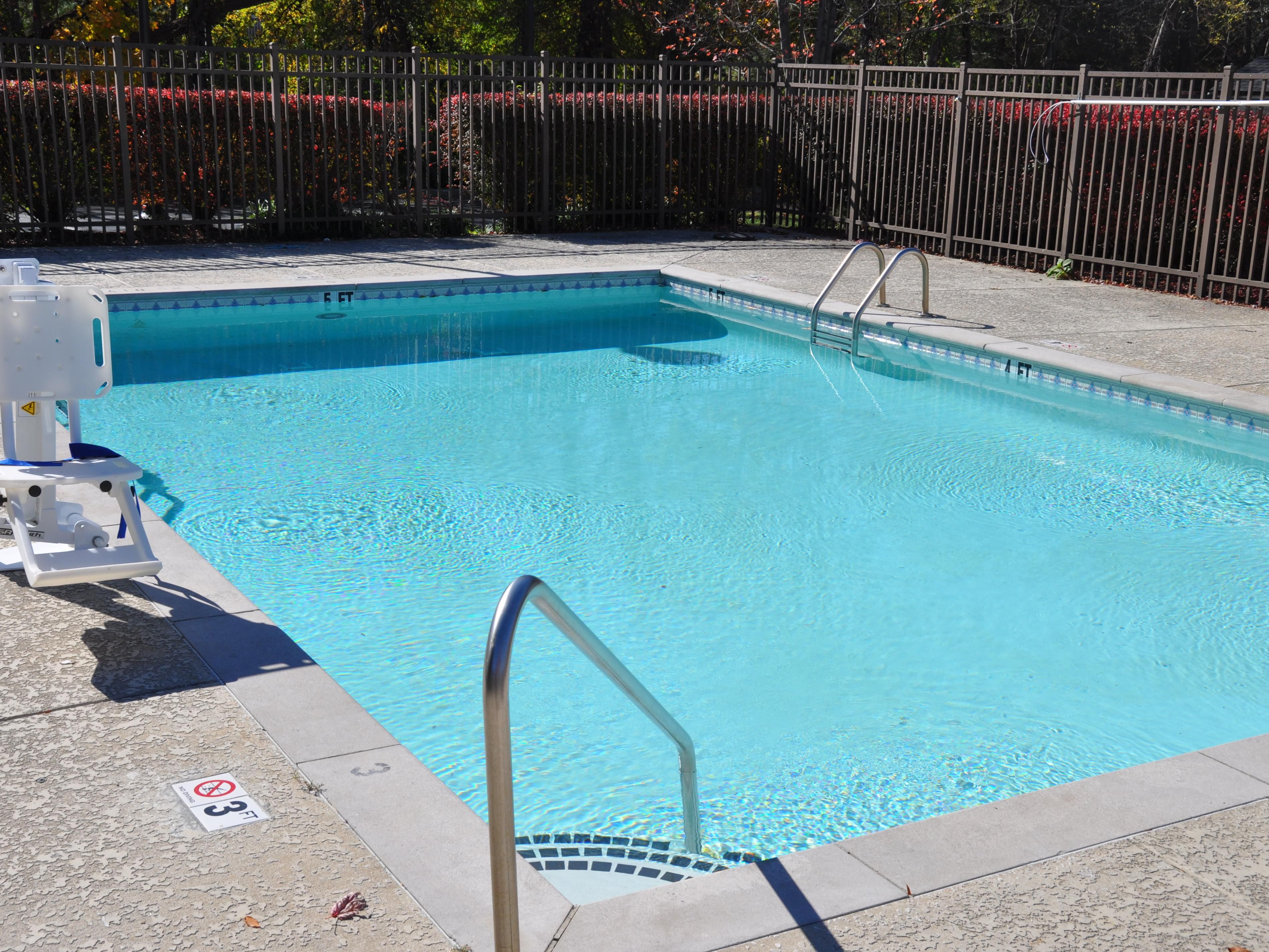 Holiday Inn Express Brentwood South Hotel Seasonal Outdoor Pool
