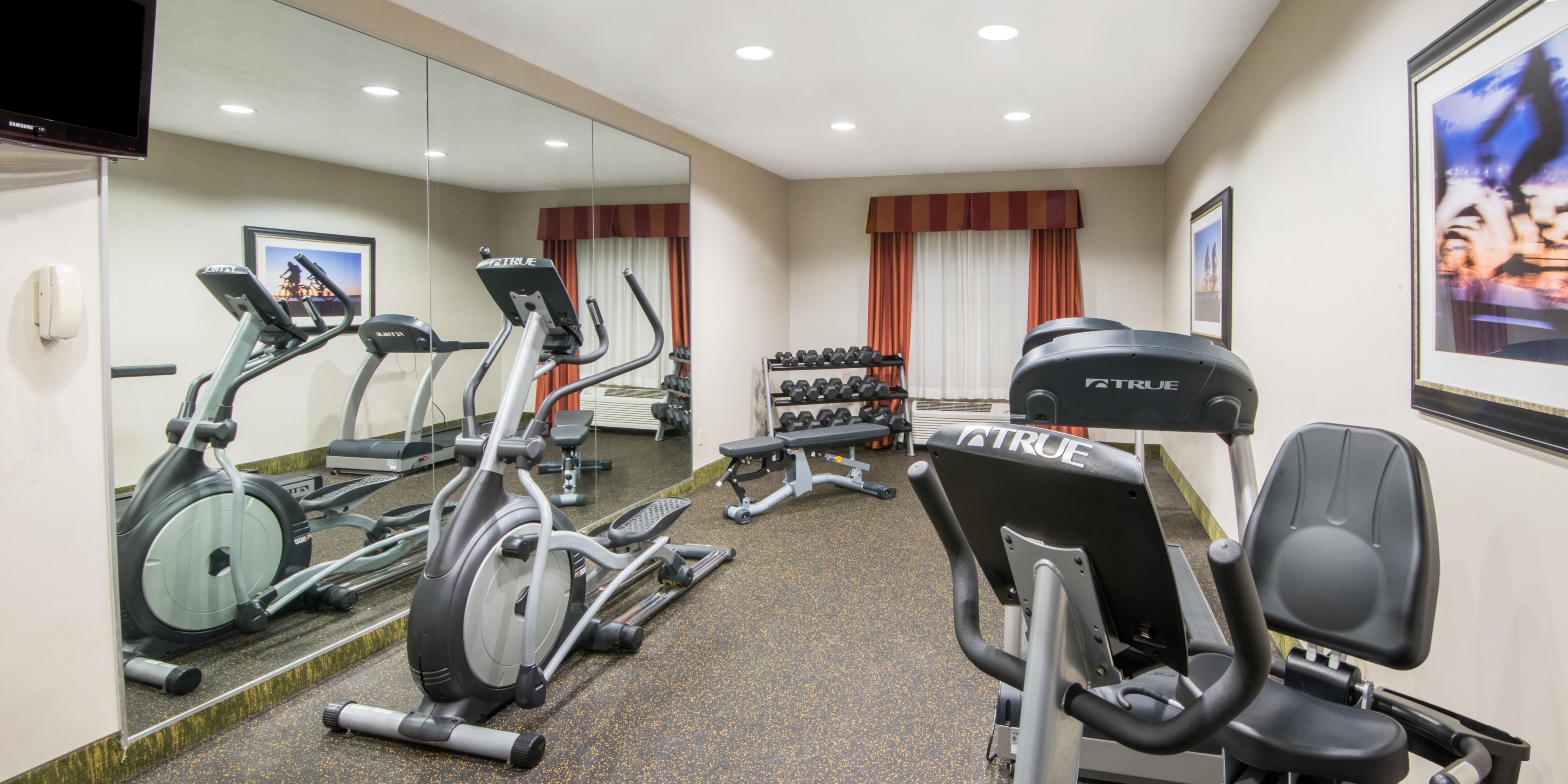 Our 24-hour fitness center is designed to accommodate your fitness needs around the clock. Whether you enjoy cardio, a low-intensity workout, or weights, you’ll be able to stay active and energized on your schedule. 