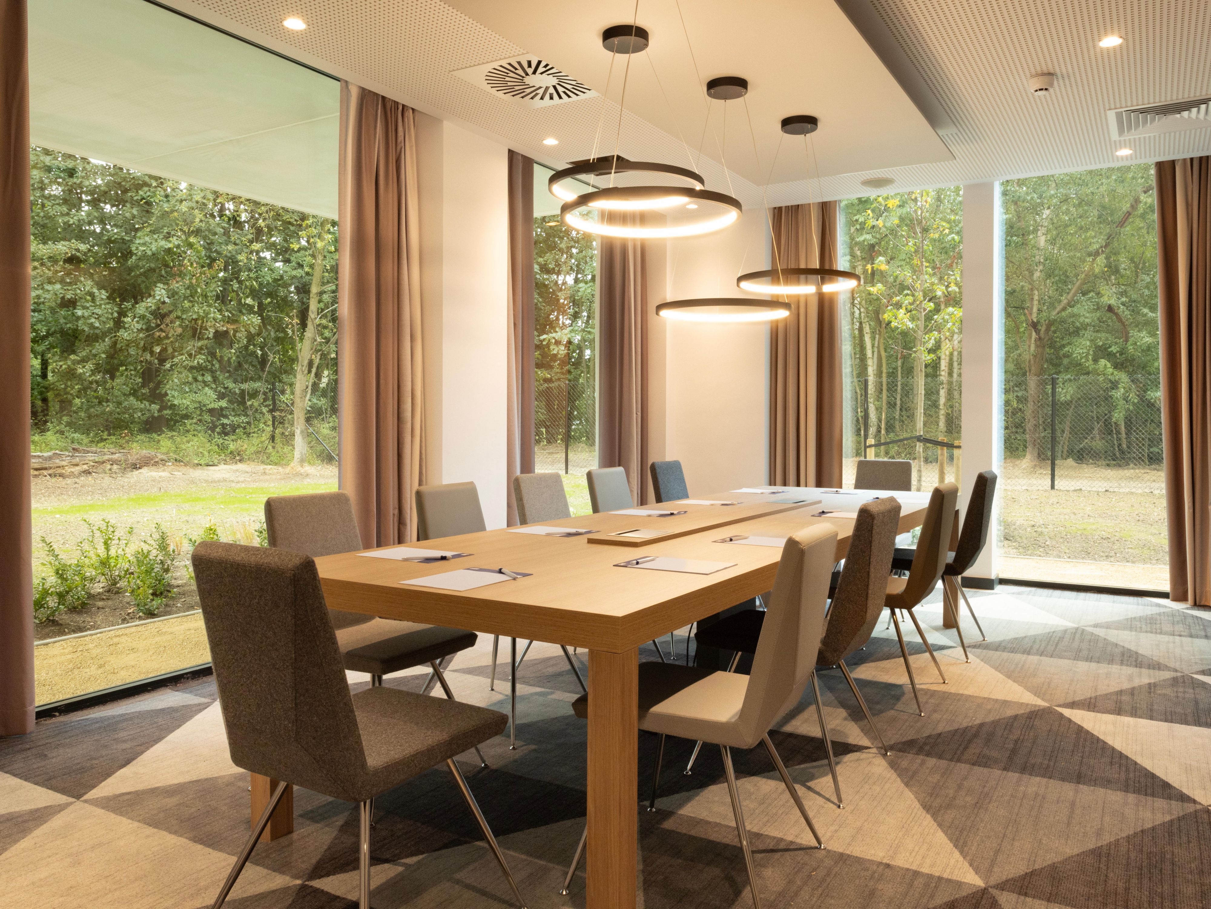 Our 25 m² meeting room, located on the ground floor, offers comfortable seating for 12, a permanent table, natural daylight, a television, and pen and paper—perfect for professional and productive meetings.