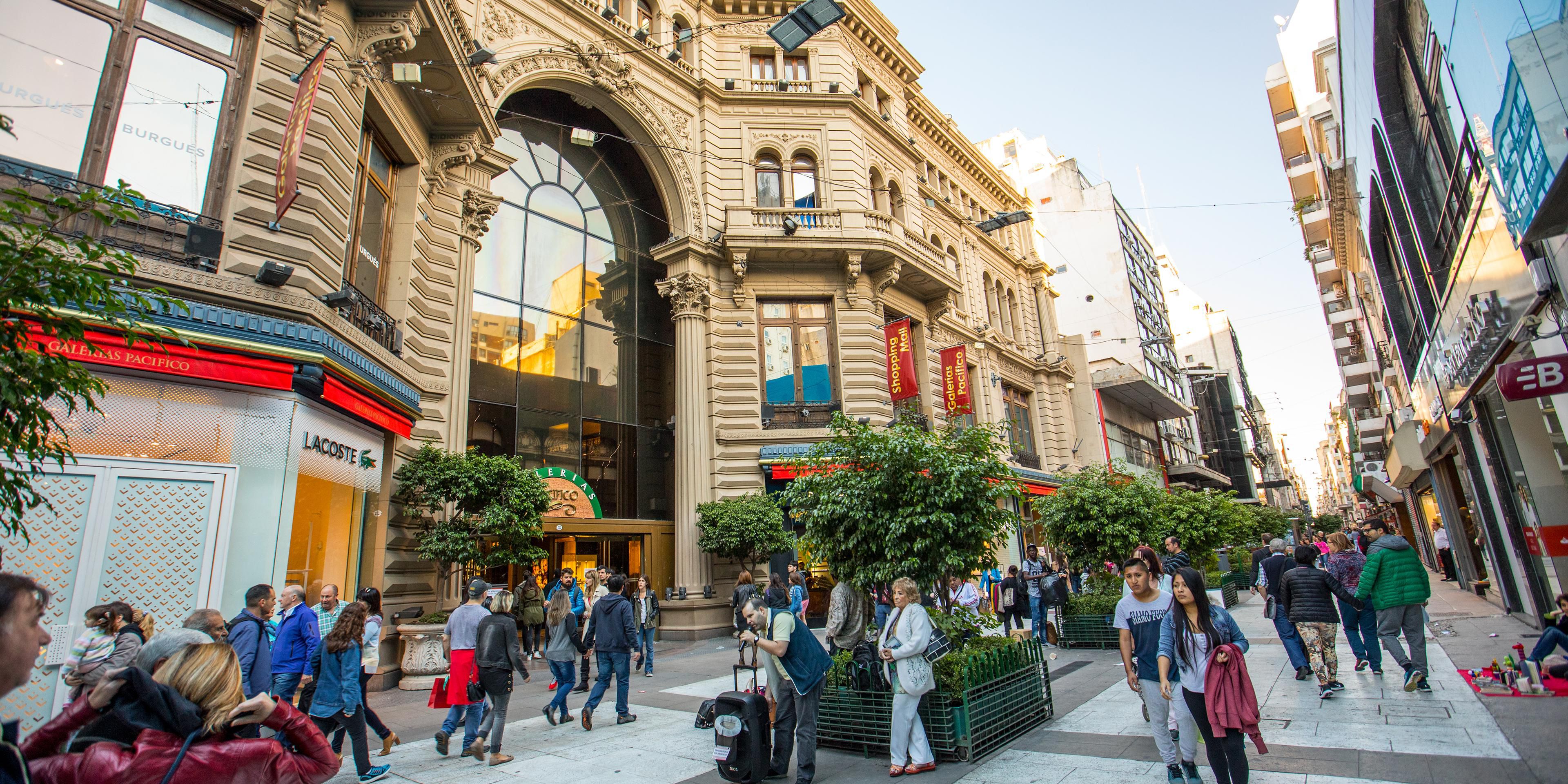 It is a very popular walking street, where you can find restaurants, lots of shops to buy books, shoes, clothes, leather, etc.