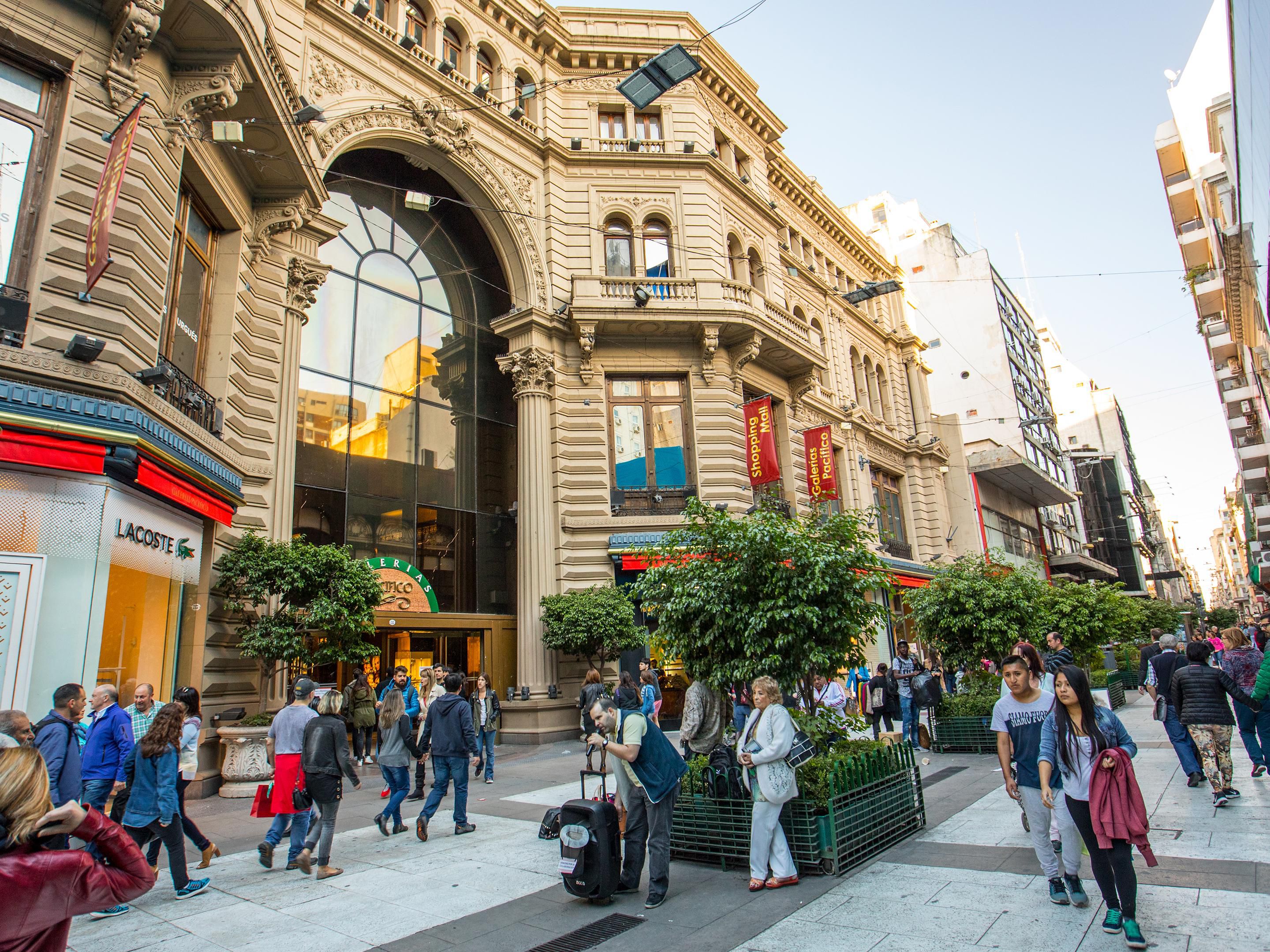 It is a very popular walking street, where you can find restaurants, lots of shops to buy books, shoes, clothes and leather.