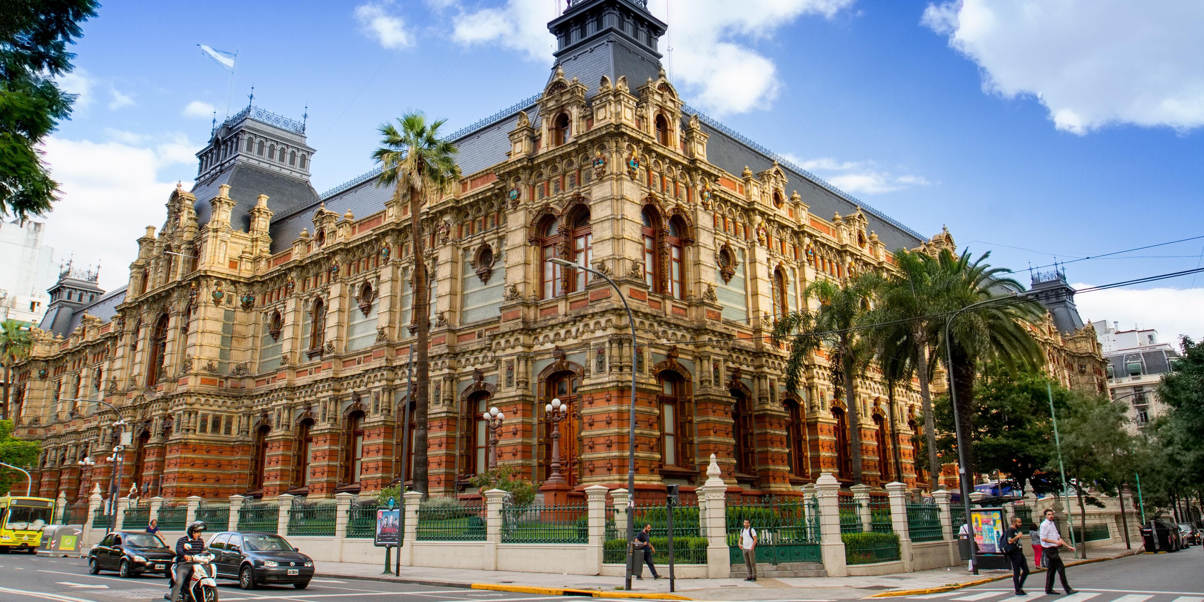 Known for its good restaurants and its beautiful neighborhoods with European architecture, ideal for walking around. It is one of the most traditional and elegant neighborhoods in the city, you can also find the Recoleta Cemetery, as well as the National Museum of Fine Arts, the classic Ateneo library, or the renowned sculpture, Floralis Generica.
