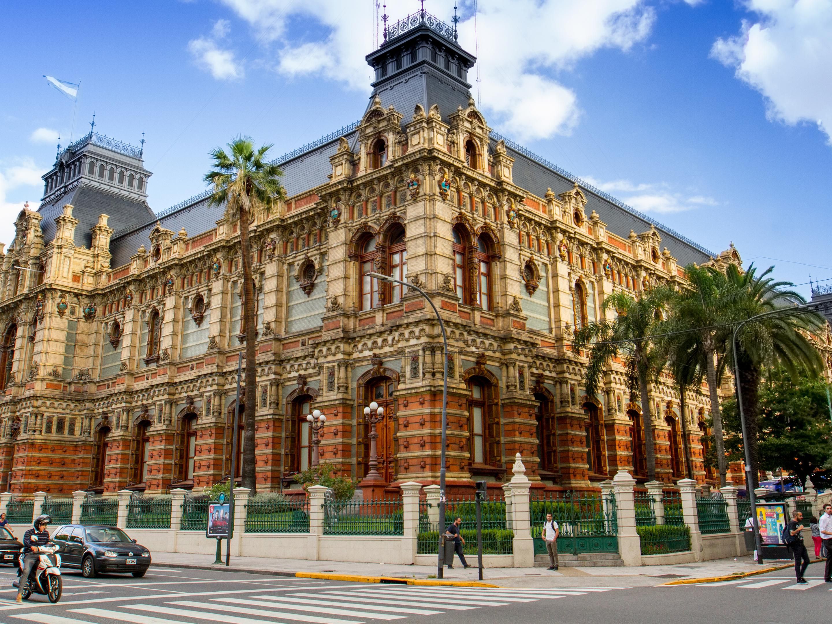 Known for its good restaurants and its beautiful neighborhoods with European architecture, ideal for walking around. It is one of the most traditional and elegant neighborhoods in the city, you can also find the Recoleta Cemetery, as well as the National Museum of Fine Arts, the classic Ateneo library, or the renowned sculpture, Floralis Generica.