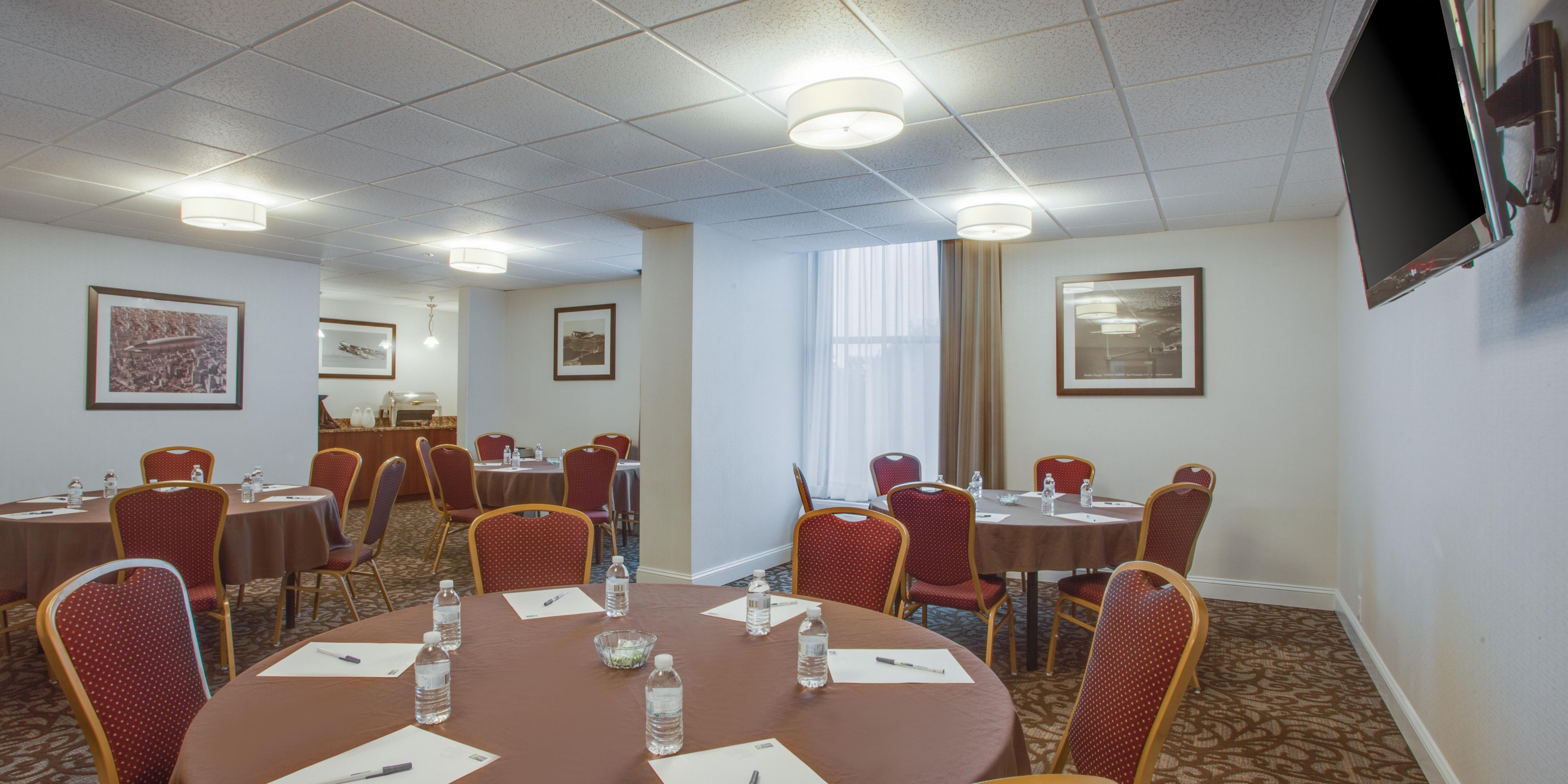 Book your meeting for 15-30 people in our intimate Andrews room. This space also includes a 46 inch television and a small catering space. Call to book now! 