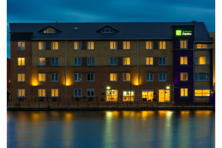 Holiday Inn Express Cardiff Bay