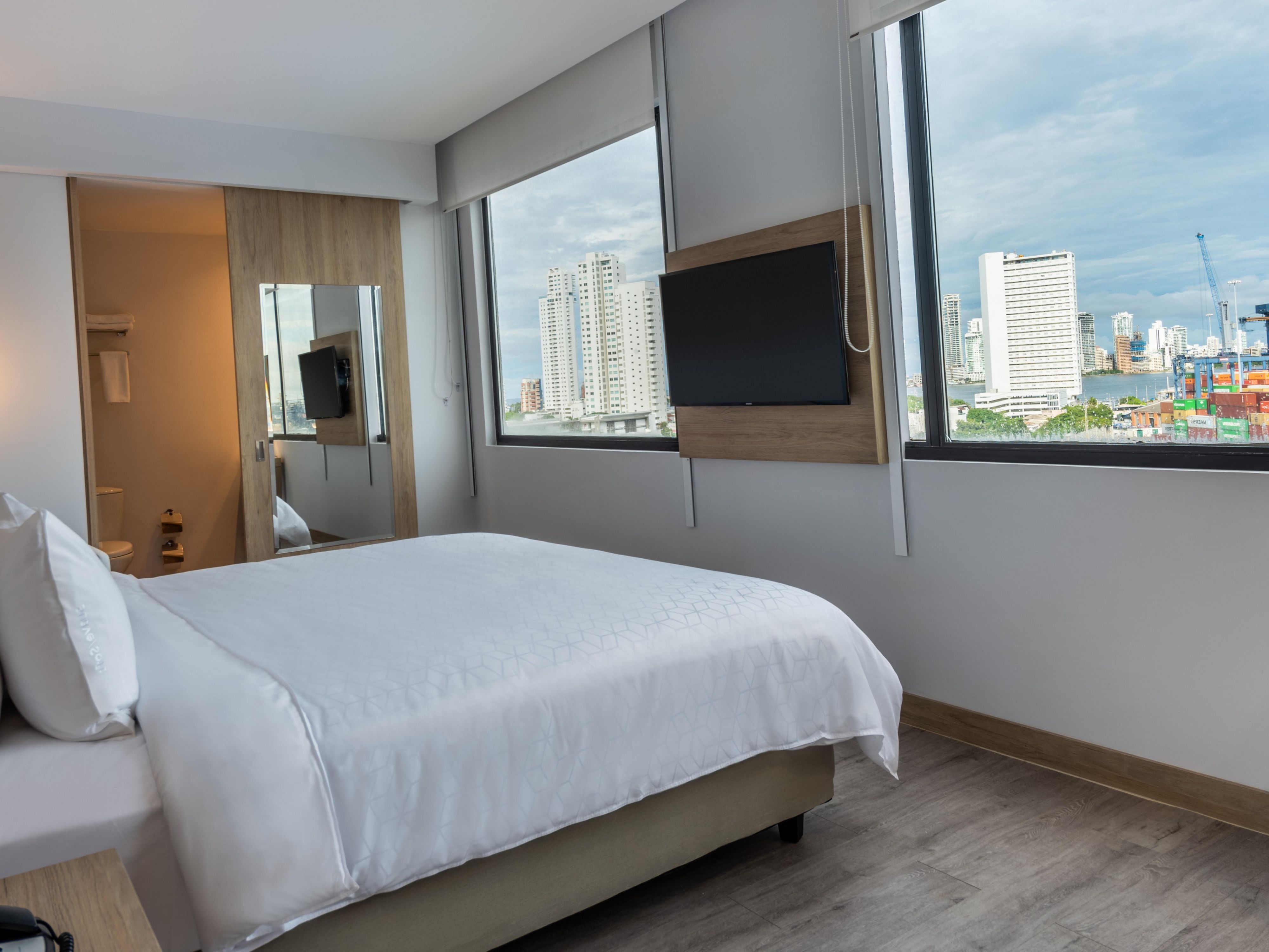Our hotel is located just 5 minutes from the Port Authority, Cruise Terminal, and Marina Santa Cruz. It’s the ideal place for groups and business travelers visiting the Port of Cartagena or those embarking on a cruise. For reservations, contact us at reservas@hiexcartagena.com