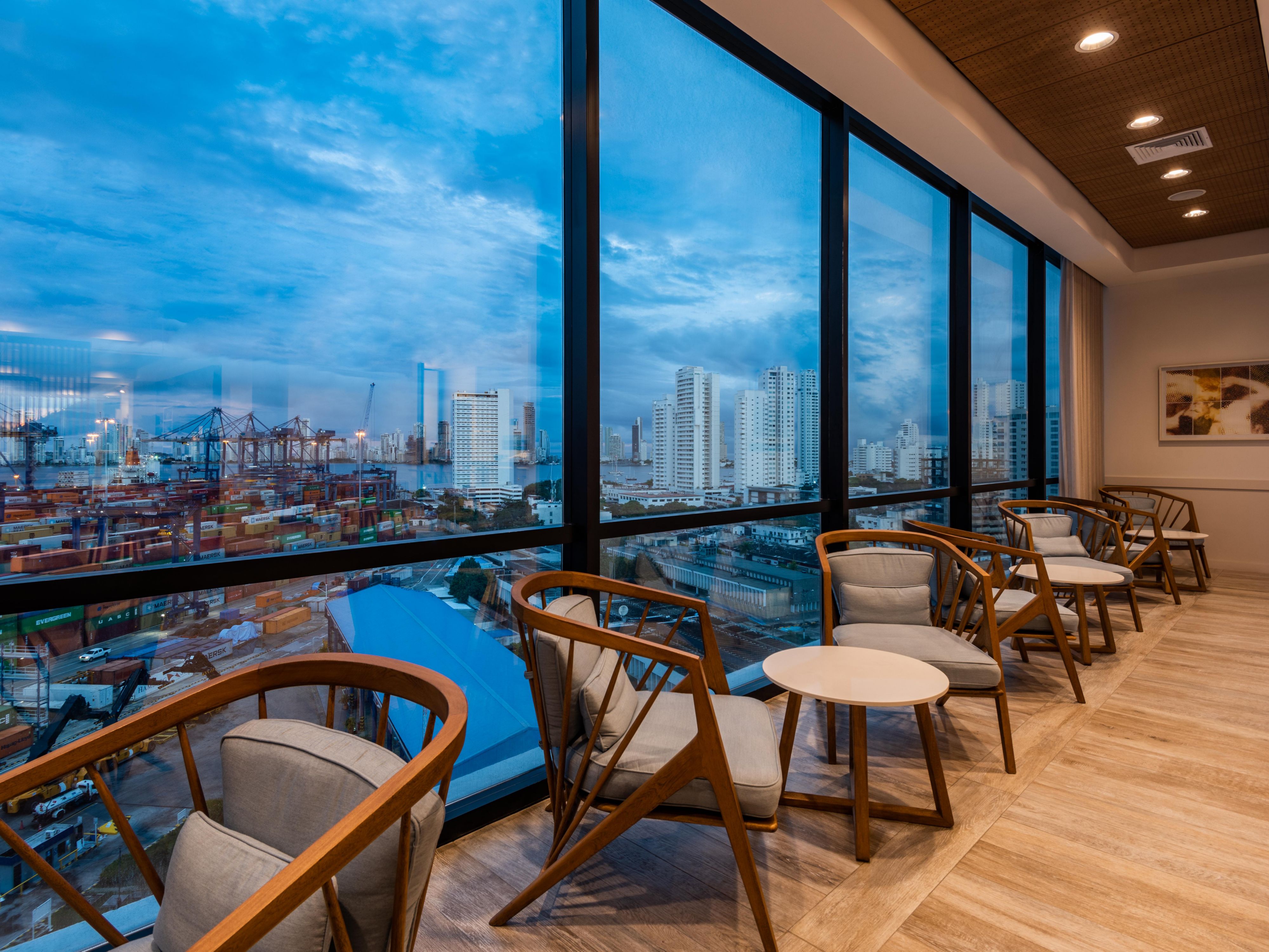 The Holiday Inn Express Cartagena Manga hotel is located near the Cartagena de Indias Convention Center, just 5 minutes away. We also offer special rates for attendees of the Congreso Nacional de Municipios. Contact us at reservas@hiexcartagena.com or click on the link to make a reservation.
