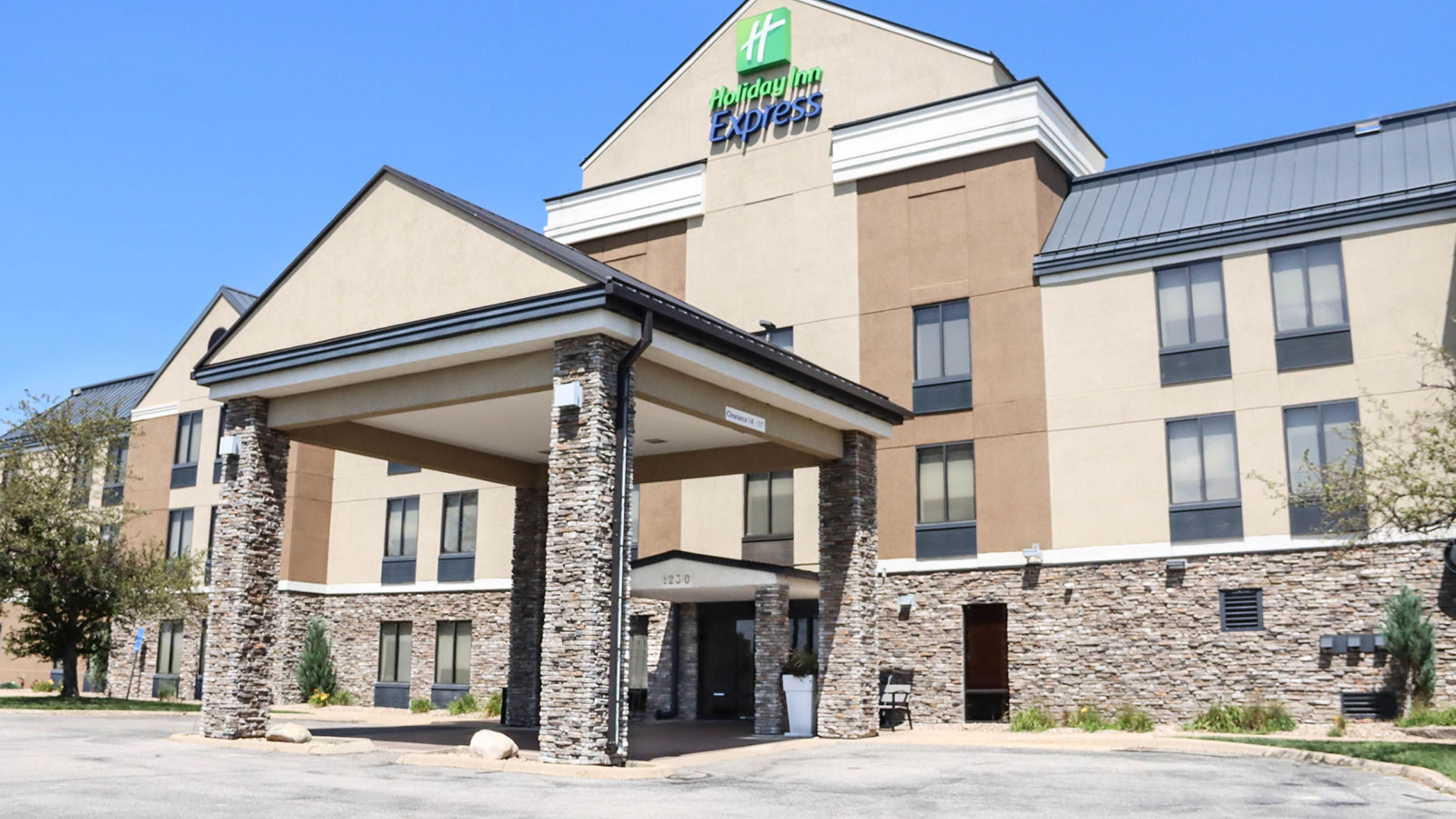 Top 6 Cedar Rapids Hotels by IHG - July 2024