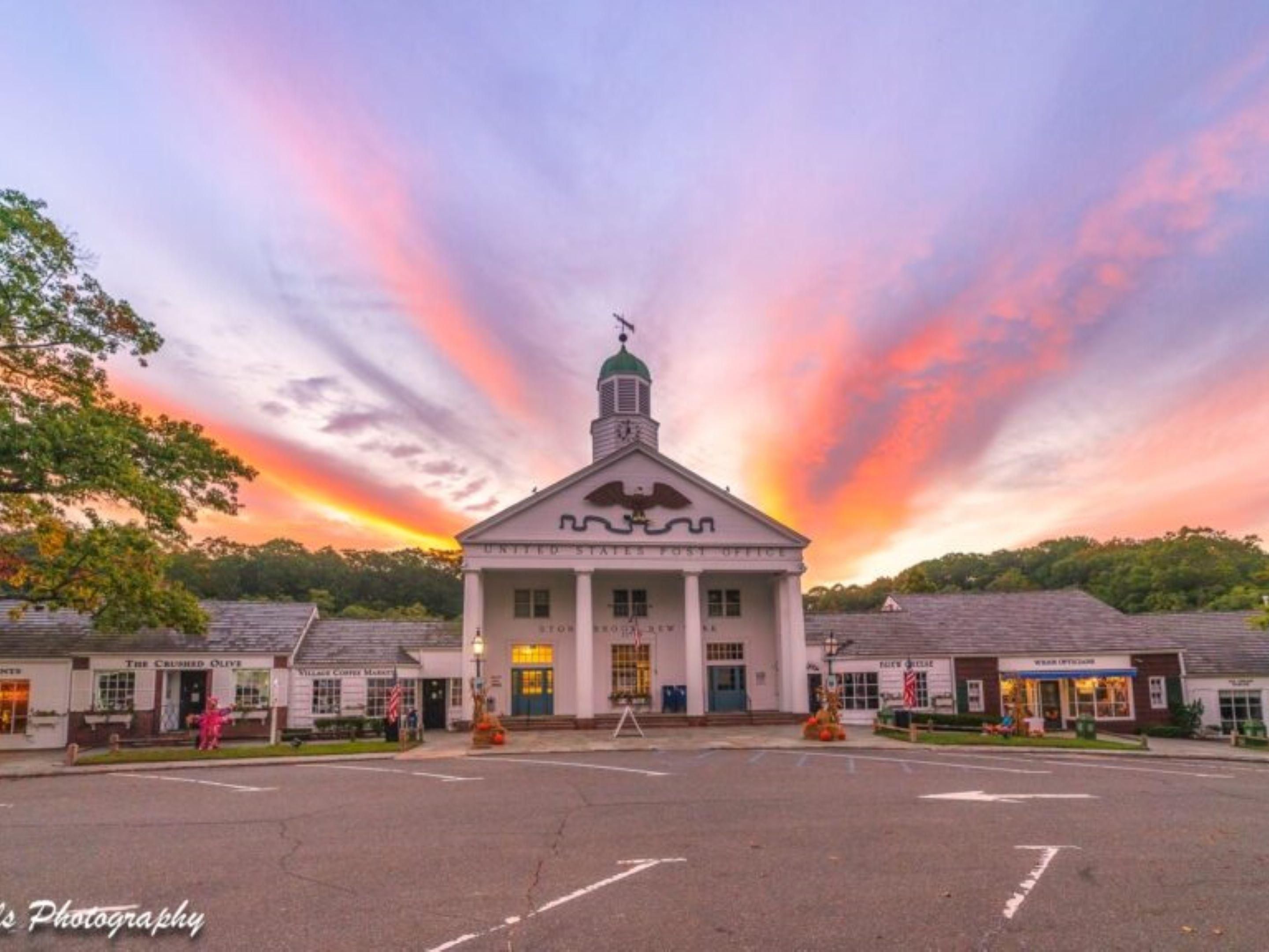 Discover Long Island’s rich history at this village center and shopping destination. Stop in the Grist Mill, listed on the National Register of Historic Places. Hop on a Discovery Cruise at the marina and float through an 88-acre wetland preserve.