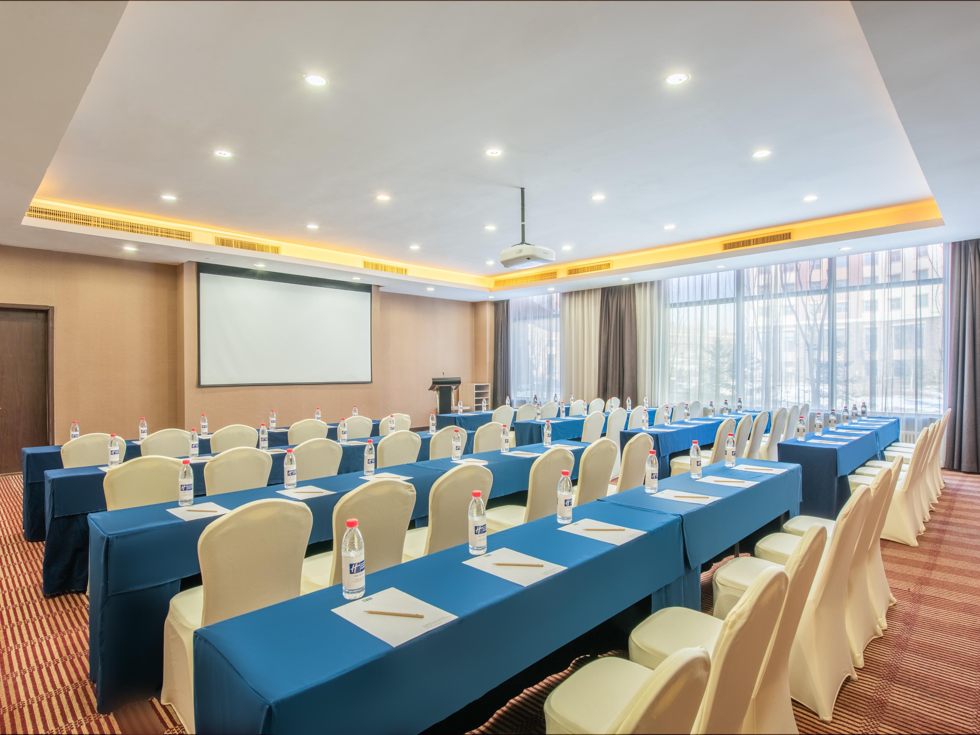 For those with business needs, there are 2 versatile meeting rooms, each named for local Changbai Mountain plants. Meeting rooms that can be arranged to cater to gathering of various sizes.