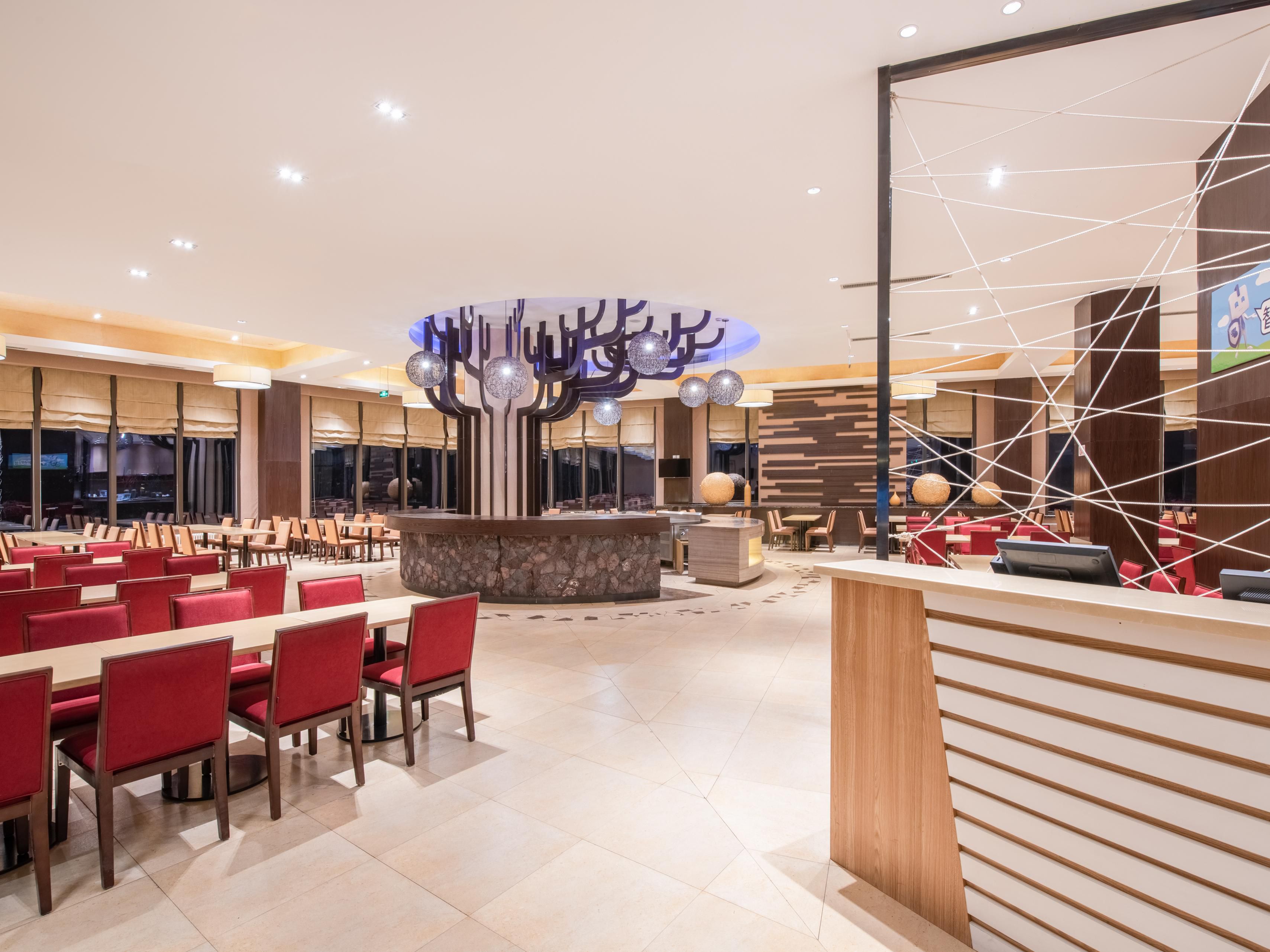The Great Room, serves local Changbai Mountains delicacies along with a wide selection of options for guests to enjoy. In addition to a tasty complimentary breakfast buffet, the restaurant also offers Hot Pots, Handmade Noodle, local traditional flavor.