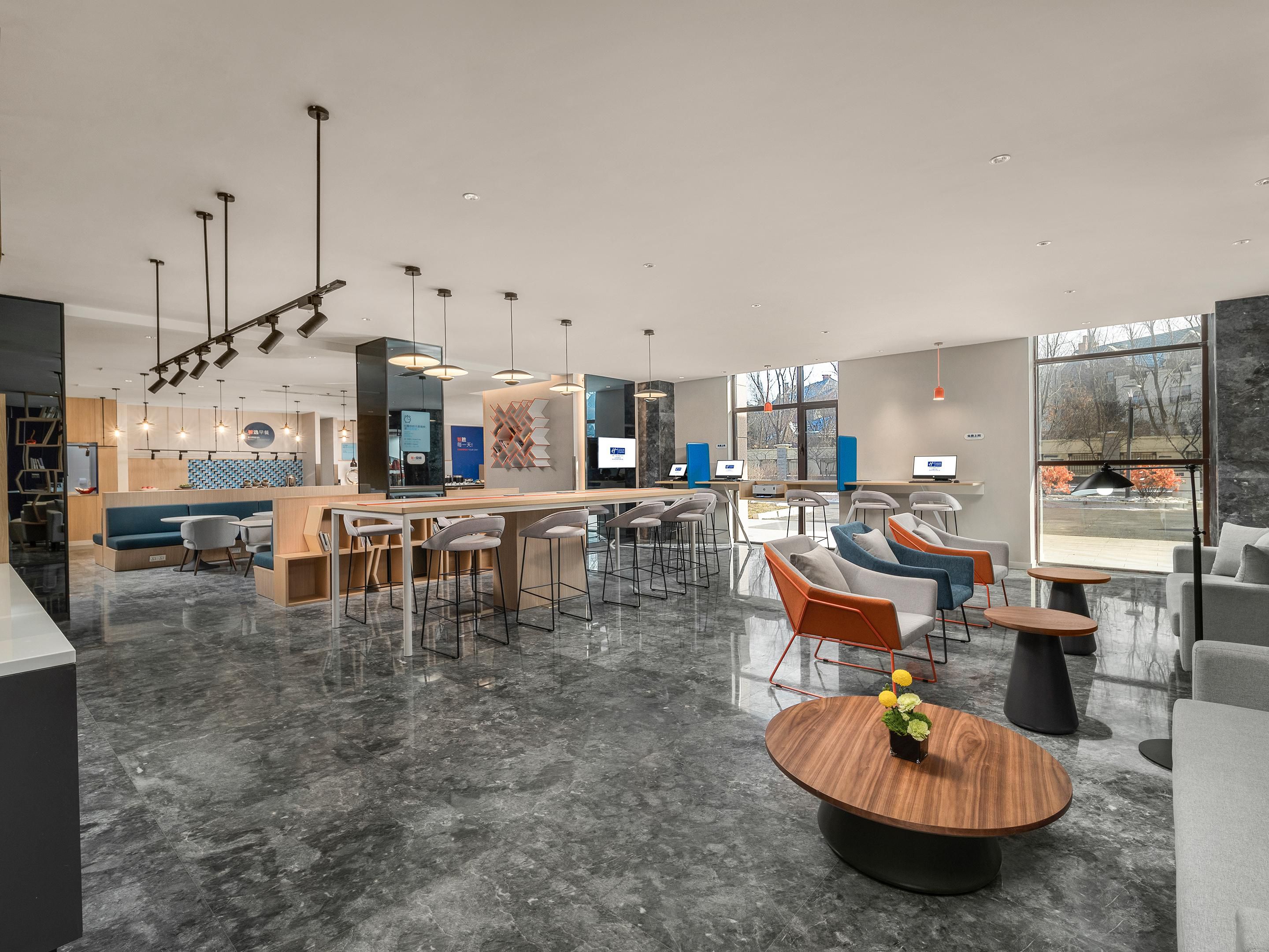 The hotel adopts the "new generation" design to create a shared "Great Room" integrating work, leisure and catering. During the breakfast period, you are welcome to enjoy the daily buffet breakfast with Chinese and Western dishes.