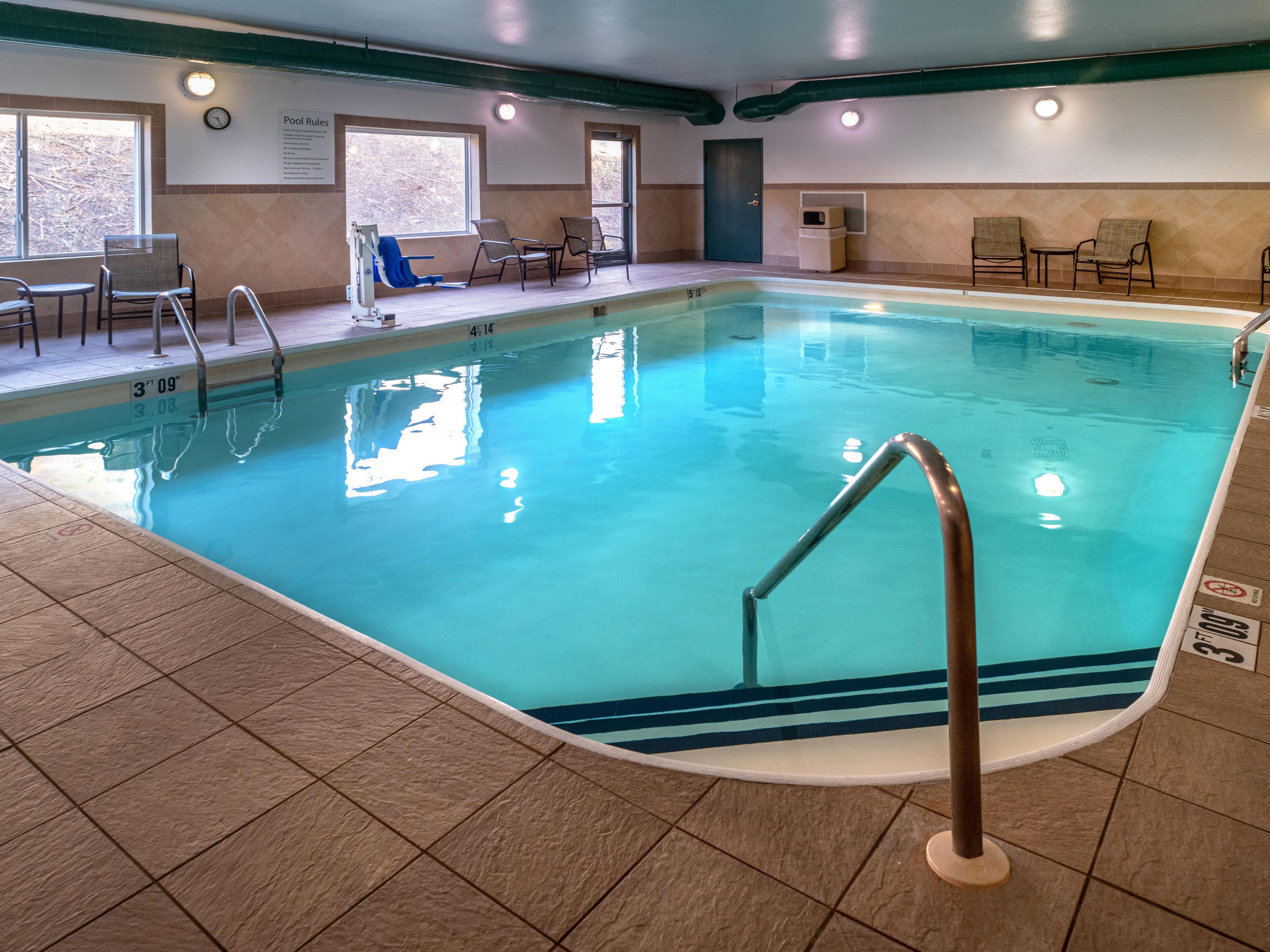 旅行で長い一日を過ごした後は、屋内温水プールでしばらくリラックスできます。