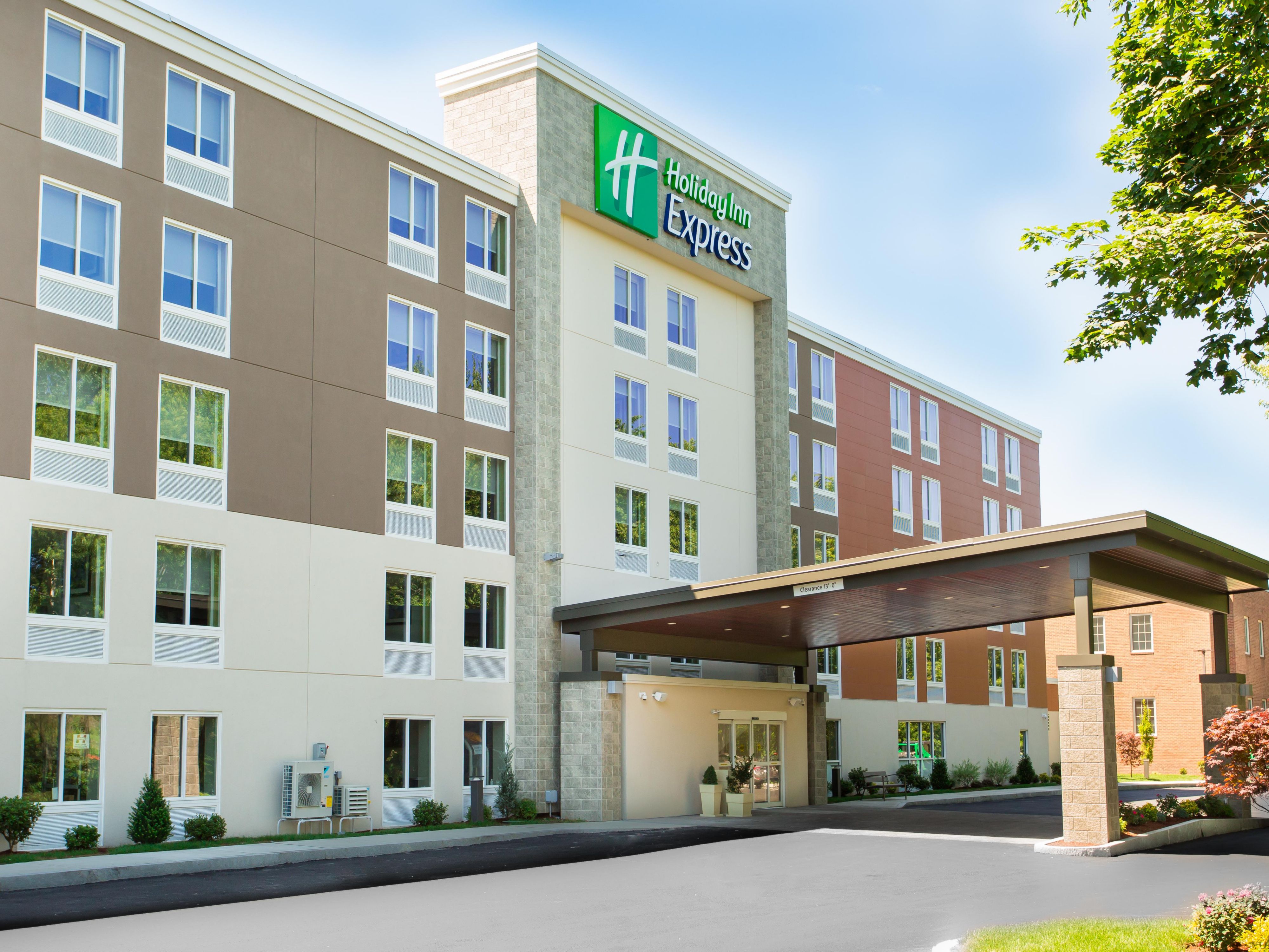 Hotels Near Lowell MA In Chelmsford With Pools | Holiday Inn Express  Chelmsford