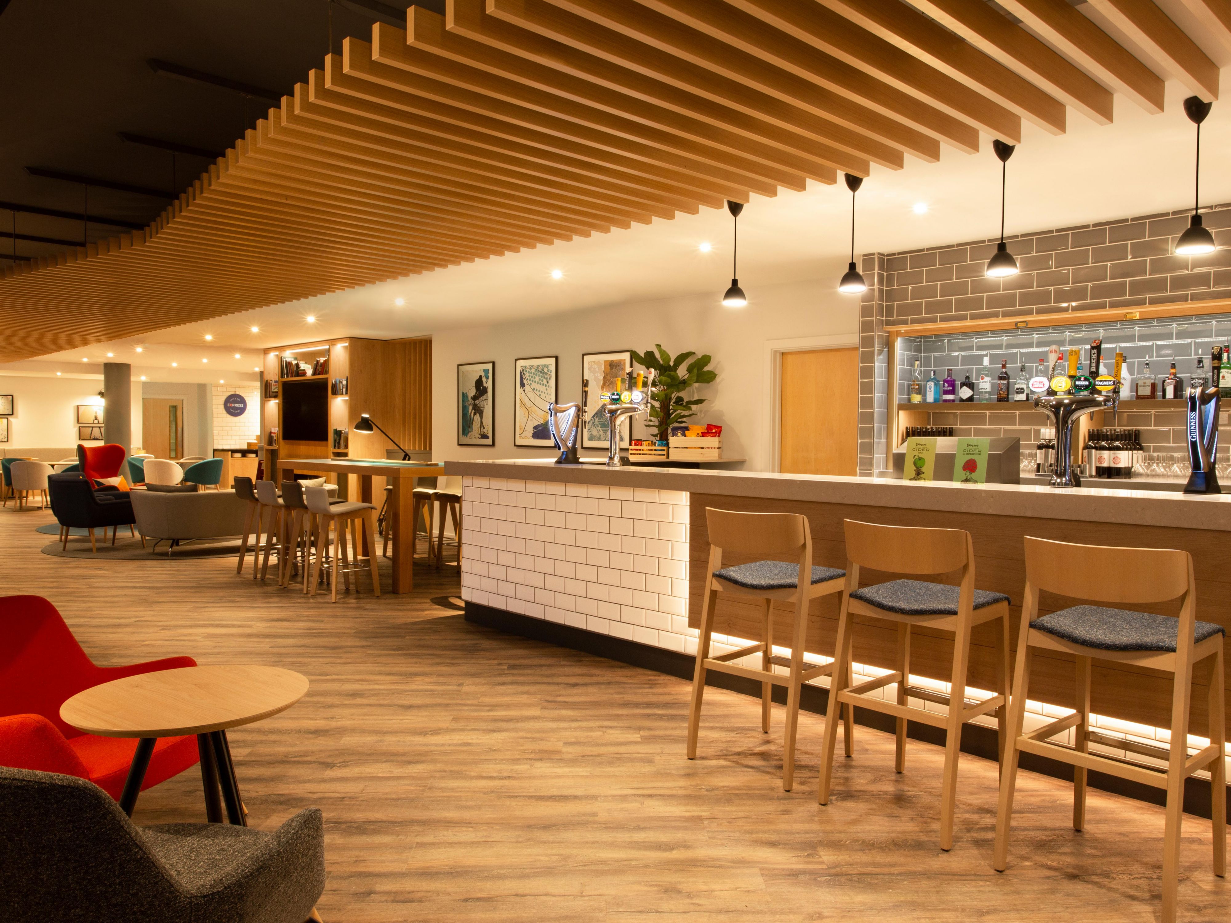 Our refurbished Express Bar and Cafe is perfect for catching up with a friend over coffee, or enjoying a post-work beverage in our private courtyard. Our Express Bar food menu is available from 6:00pm - 9:30pm daily, with some options available to enjoy 24 hours a day. See our menu for more information. 