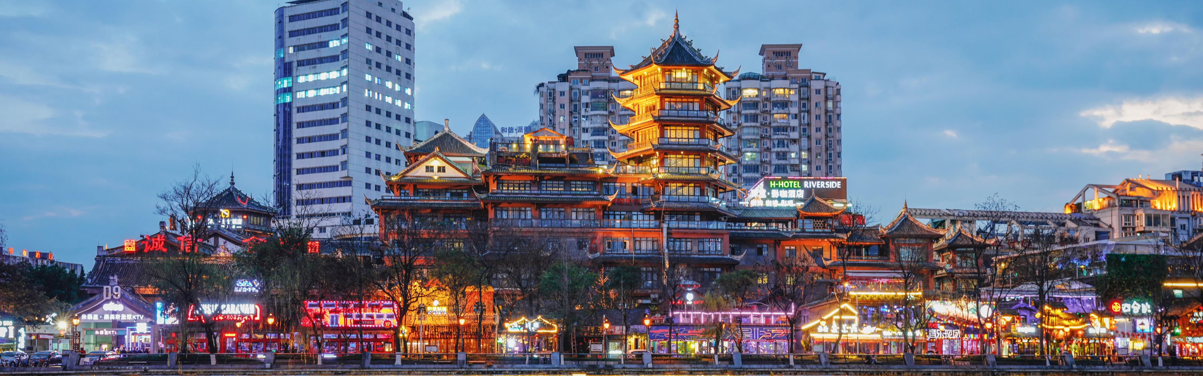 东门码头，夜晚可以游船，距离酒店3公里