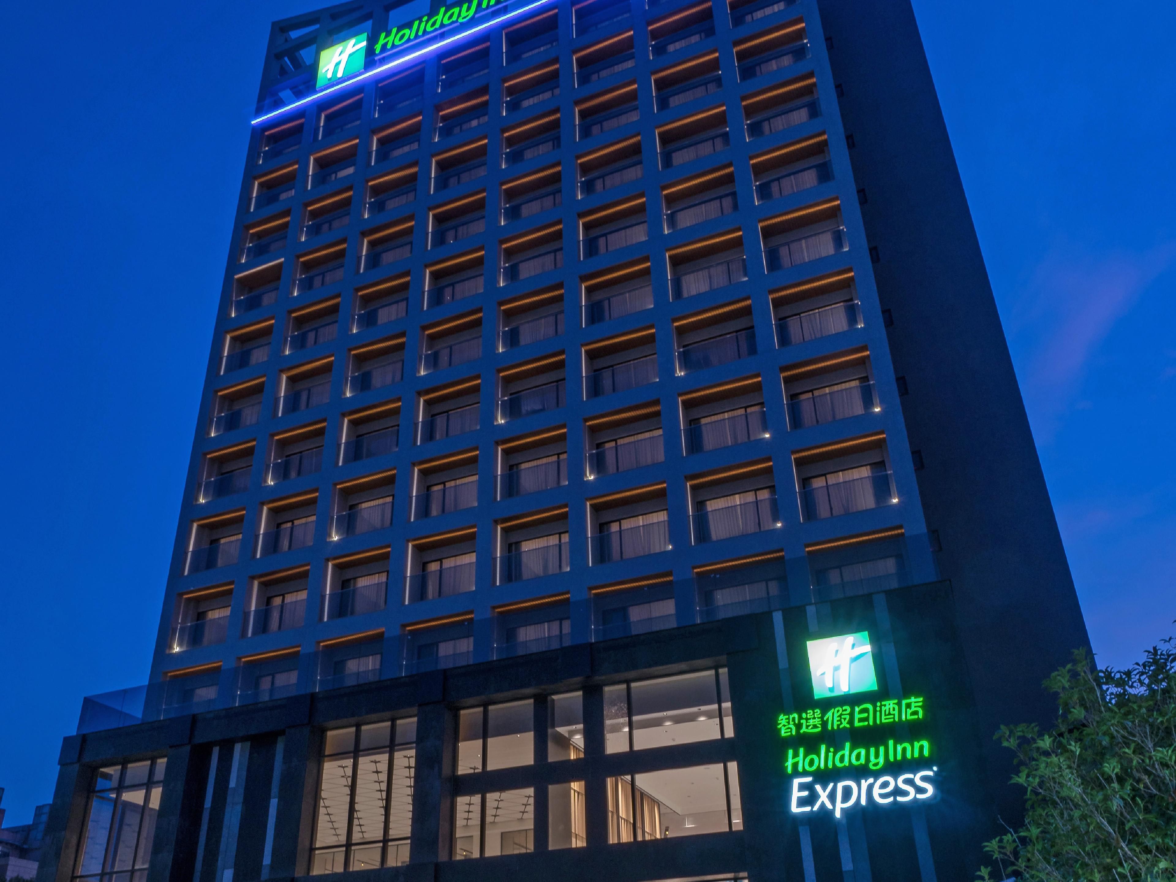 Discover Chiayi City, a green oasis with 35 parks and over 6,000 wooden houses, the gateway to Alishan. Enjoy fine tea, coffee, and desserts. Book the 14-Day Long Stay Vacation at Holiday Inn Express Chiayi for great rates, free self-service laundry, and breakfast. Don't miss out this offer!