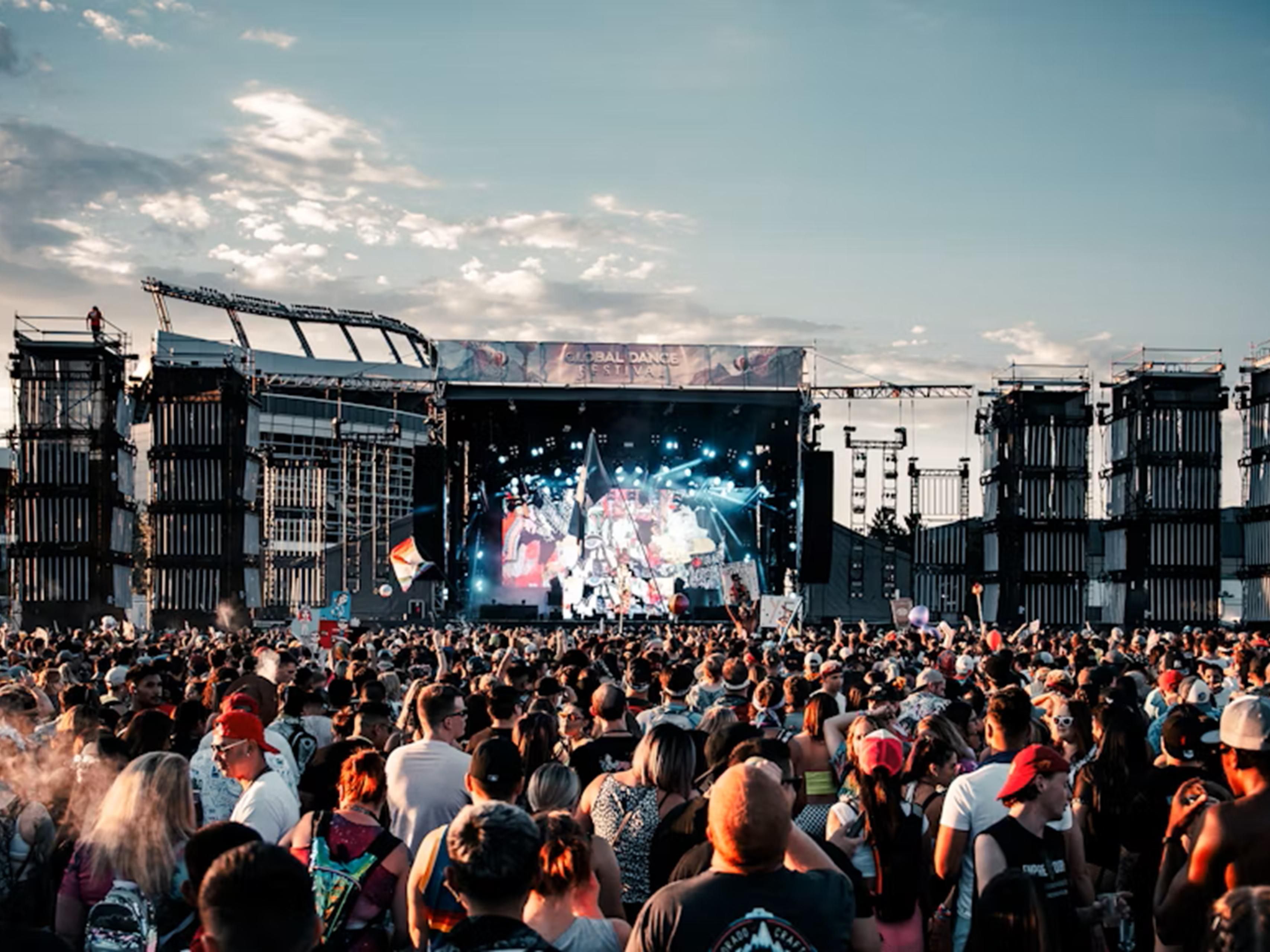 Mexico City, known as "the city of concerts", due to the large number of events and festivals it hosts throughout the year, features international and local artists, attracting crowds and generating a unique atmosphere in its music venues.