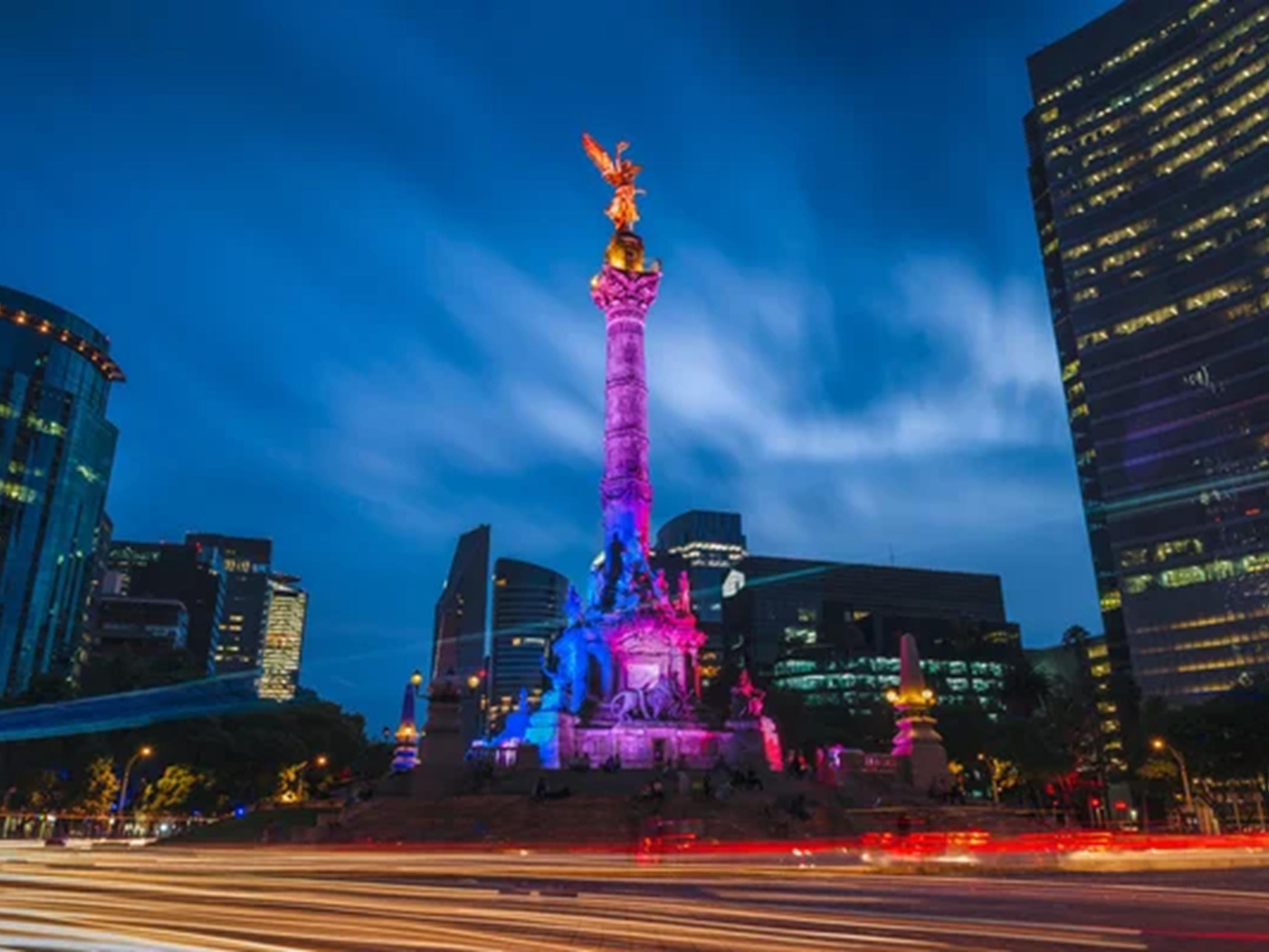 The Angel of Independence: we recommend taking a stroll along Paseo de la Reforma, as the monument is located in the center of this important avenue. It is a pleasant experience, especially on Sundays, when the street is closed to traffic.