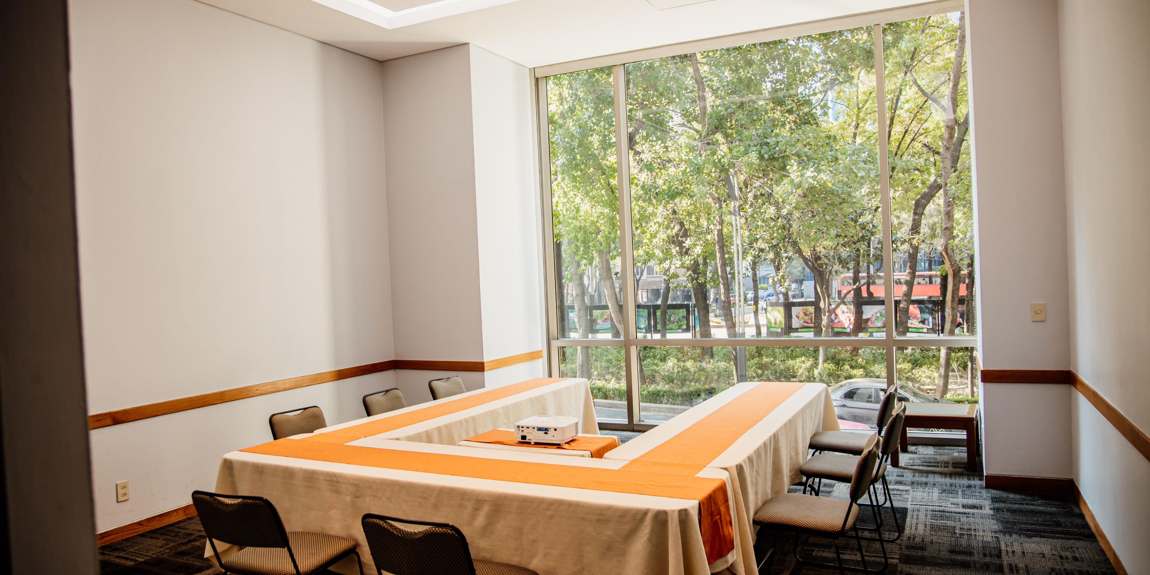 Come and taste our versatile 332 square feet of space for your next event. Perfect for small to medium-sized groups with capacity of 35 people, we will help you with every detail to make your meeting event sucessfull!