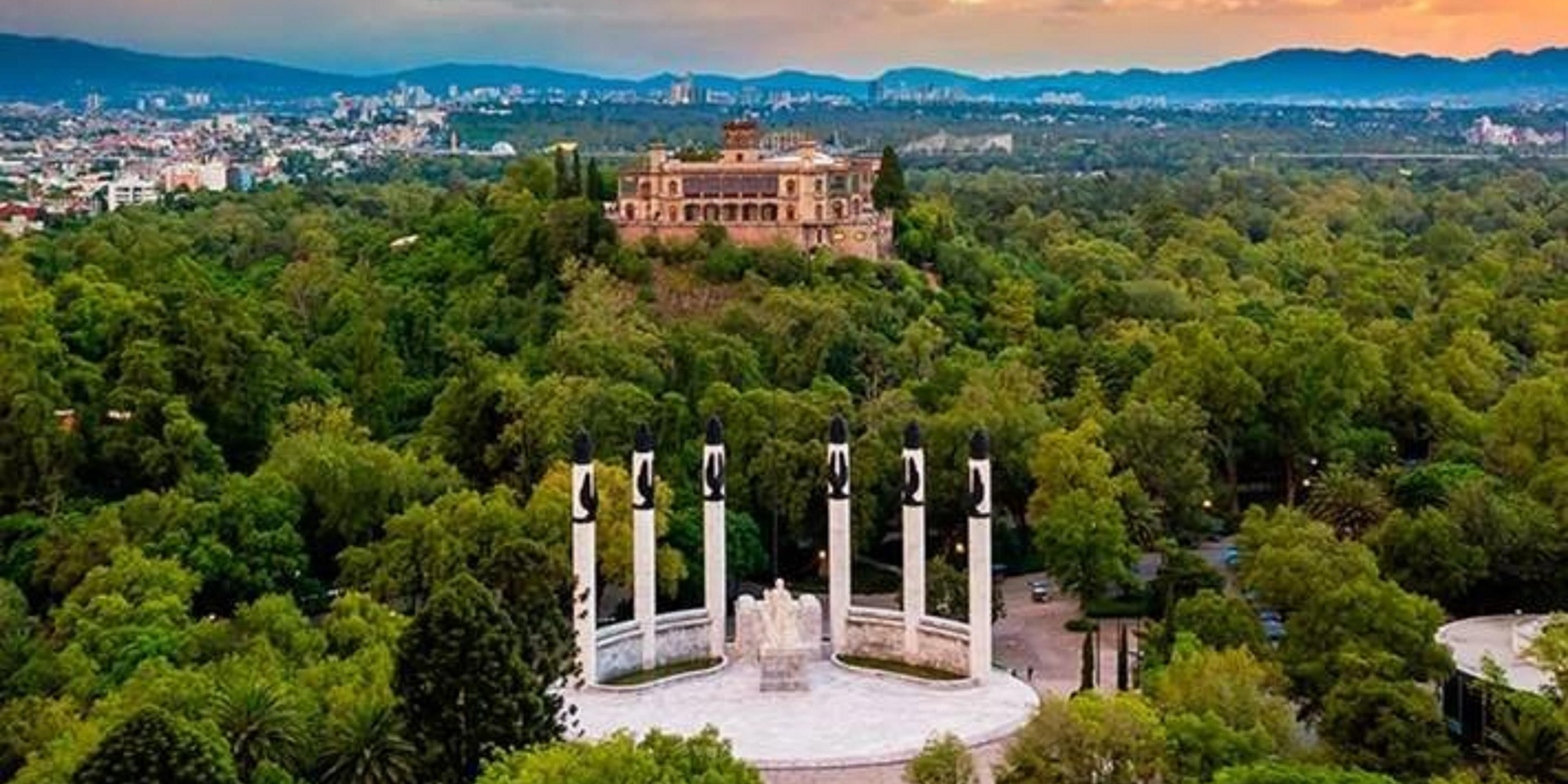 We are 15 minutes from this impressive cultural attraction "El Bosque de Chapultepec", where you can enjoy an incredible walk with your family, friends or with your partner.