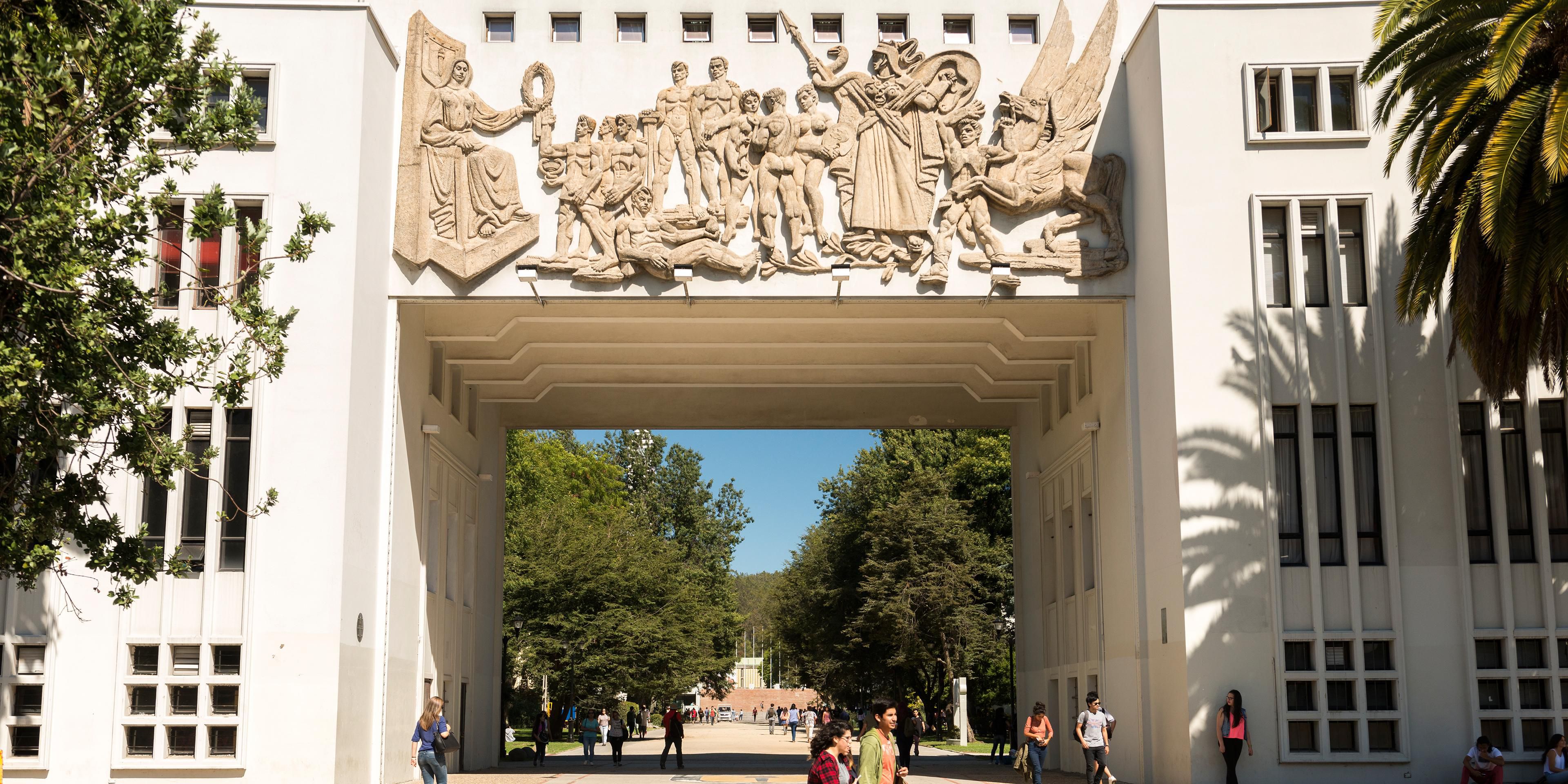 One of the biggest and most beautiful of the country, located just 15 minutes away from the hotel. In it you will find beautiful gardens, fountains and sculptures. Its wide area of 250 thousand square meters makes it a perfect place for walks and bicycle rides. Its bell tower is considered the symbol of the city.