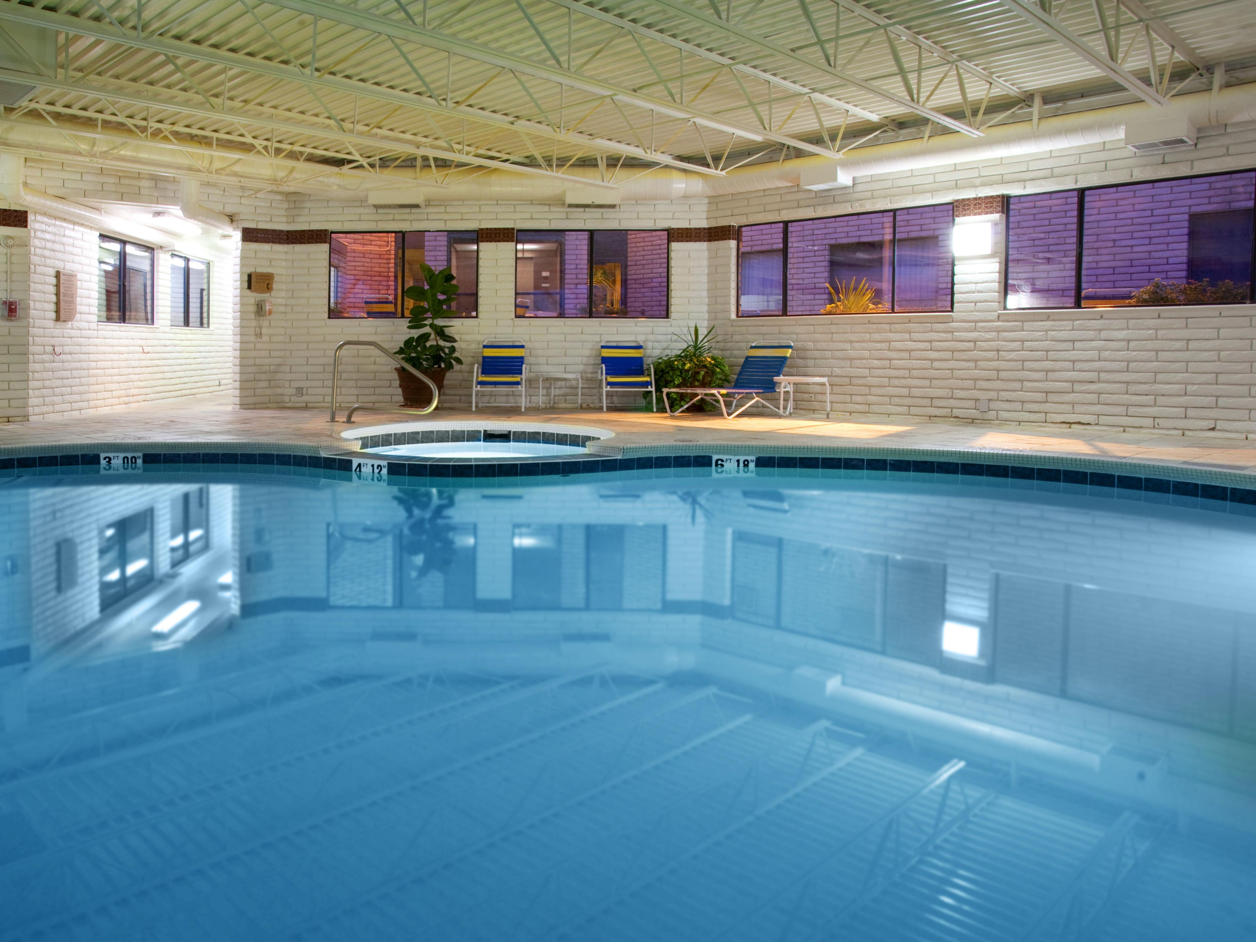 استمتع بمسبحنا الداخلي وحوض الاستحمام الساخن المفتوح طوال العام من 8صباحًا حتى منتصف الليل.