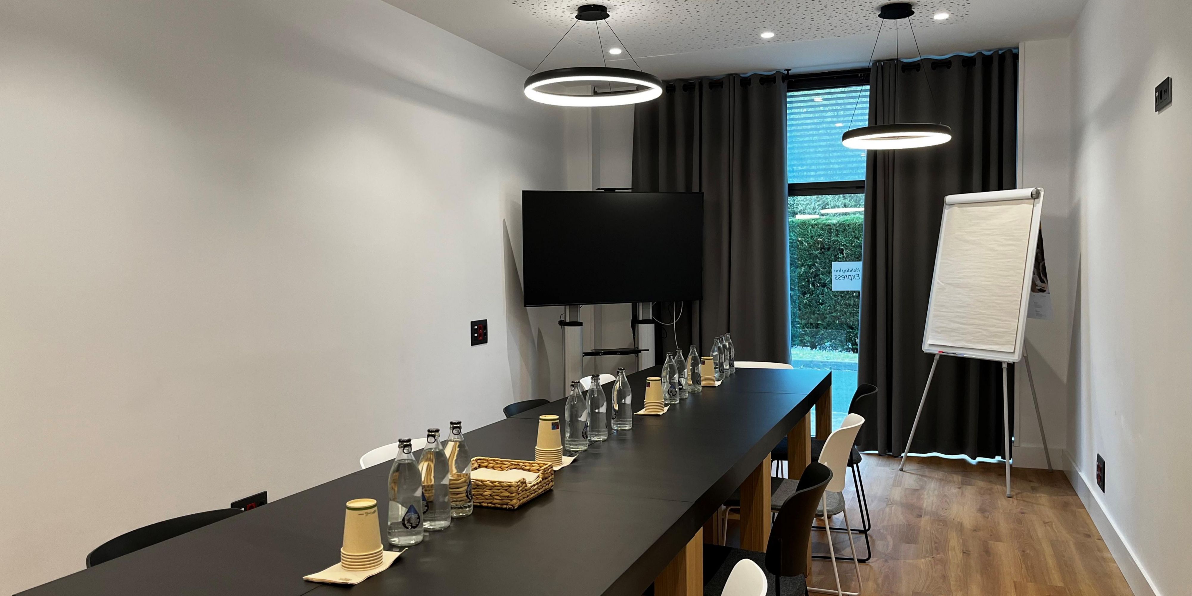 33 square meters Meeting Room with natural light and opening windows. 
