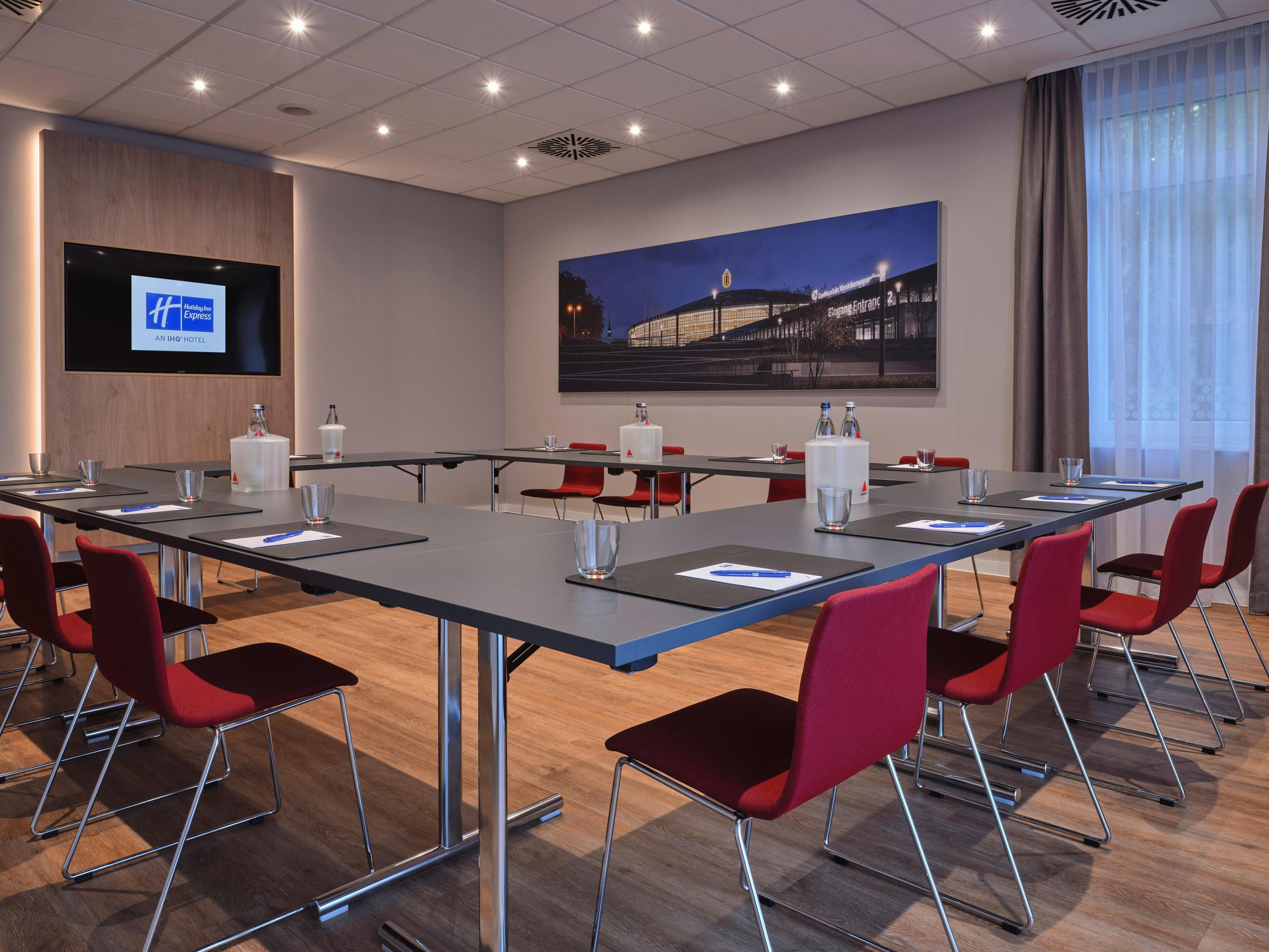With its modern, free-flowing design and social spaces, our Lobby Lounge is the perfect place to work, check emails, or relax between meetings. Collaborate and connect your way in our co-working space or get down to business in our small meeting space powered with complimentary Wi-Fi.