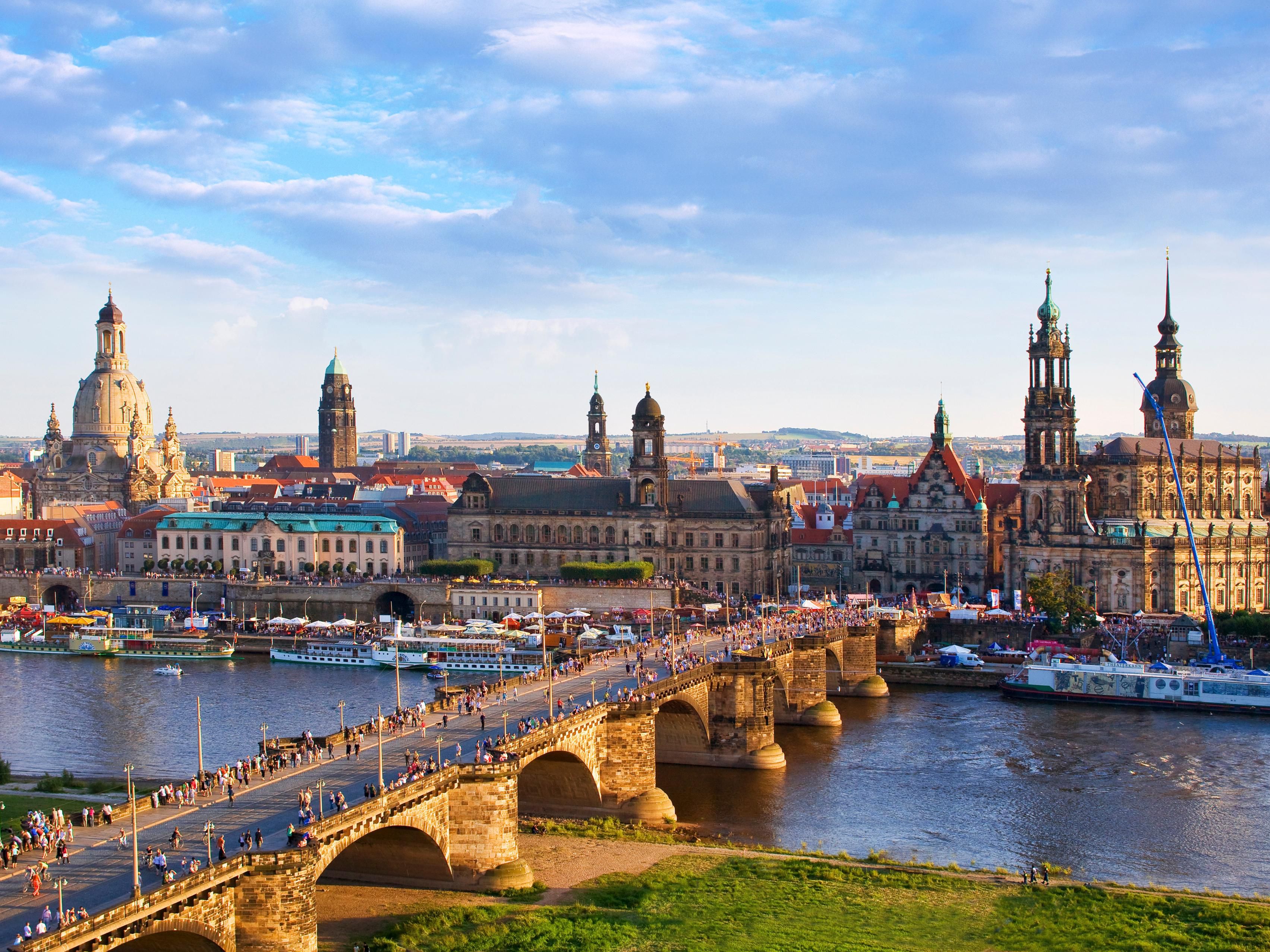 The hotel is ideally located to explore the beautiful old town by foot. In less than 15 minutes, you can reach all the major sights. Visit one of the many museums or discover the city on a sightseeing tour or a boat trip.