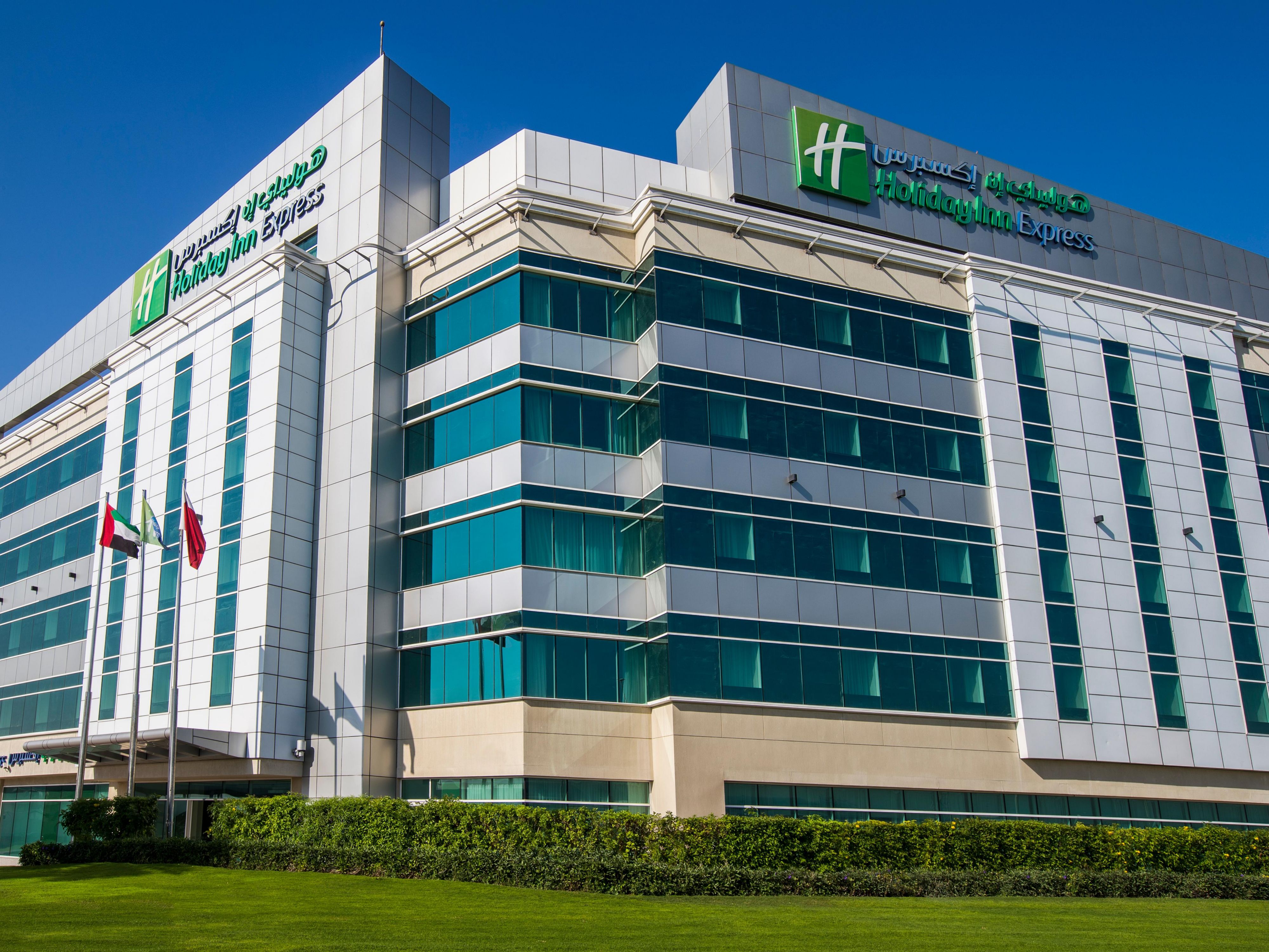 Holiday inn al maktoum airport. Holiday Inn Express Dubai Airport 2*. Holiday Inn Express Dubai Airport 3*. Holiday Inn Дубай отель. Холидей ИНН Дубай Джумейра.